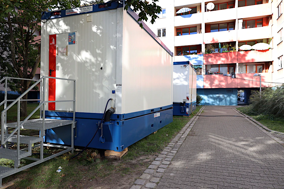 Im Hof des Hauses Maulbeerallee 31 stehen Dusch- und Toilettencontainer, weil die Wasserversorgung in den Wohnungen nach dem Kellerbrand vom 24. August noch nicht überall funktioniert.