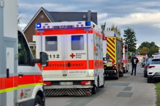 UPDATE +++ Es passierte bei einer Feier: Geländer gibt plötzlich nach, fünf Männer stürzen vom Balkon