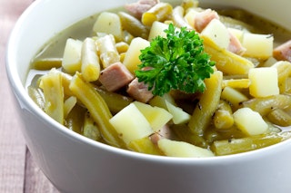 Geniale Herbst-Suppe: Mit diesem Rezept von Oma kochen Sie klassischen Bohneneintopf – so deftig und lecker!