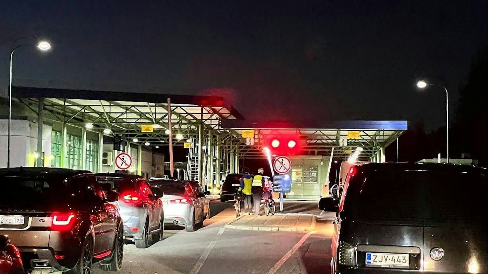 An Russlands Grenzen stauen sich die Autos - viele Menschen versuchen momentan verzweifelt, das Land zu verlassen.