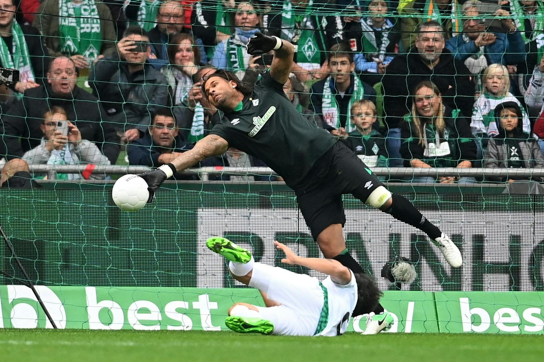 Torhüter Tim Wiese pariert einen Abschluss von Nelson Valdez.