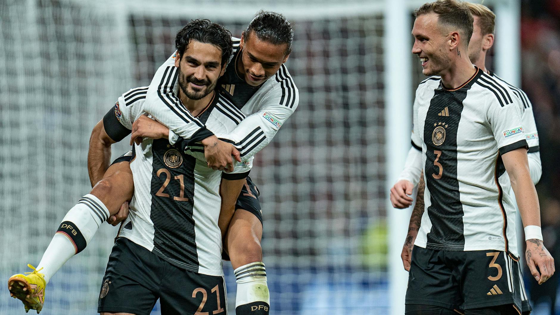 Freude bei Leroy San, Ilkay Gündogan und David Raum nach dem 1:0 für Deutschland. 