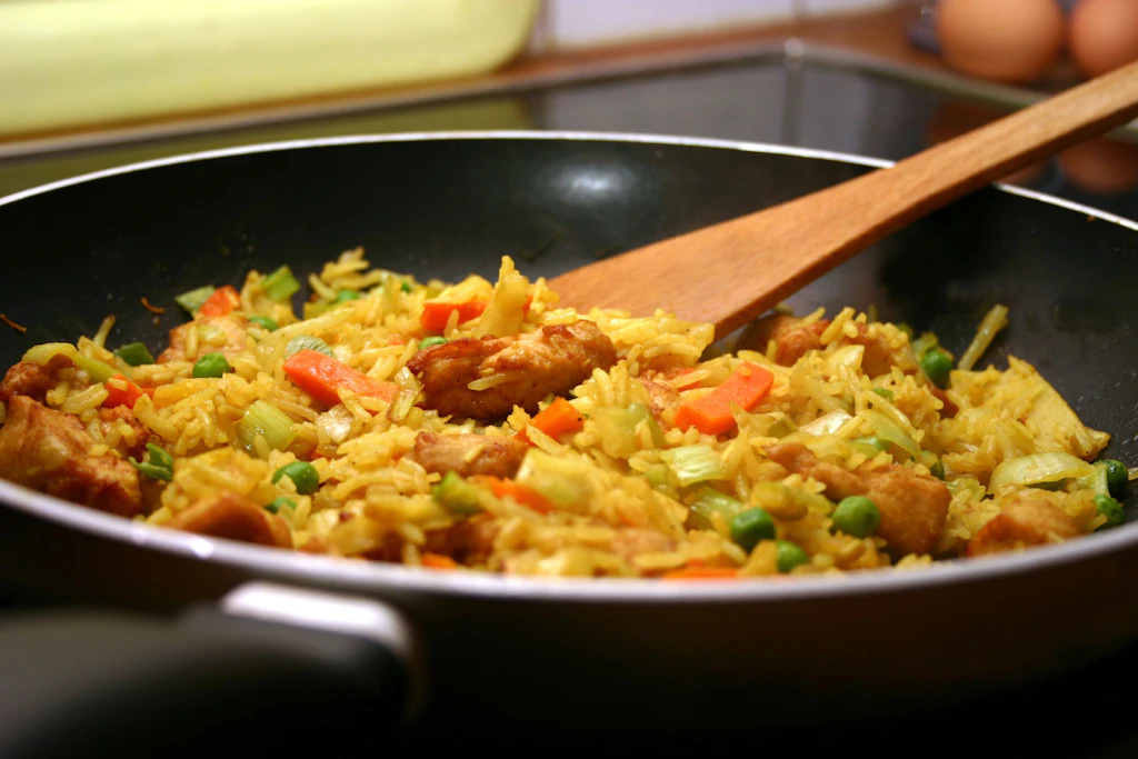 Geniales Rezept für Reis-Hähnchen-Pfanne: Lecker, würzig, gesund – und steht schnell auf dem Tisch