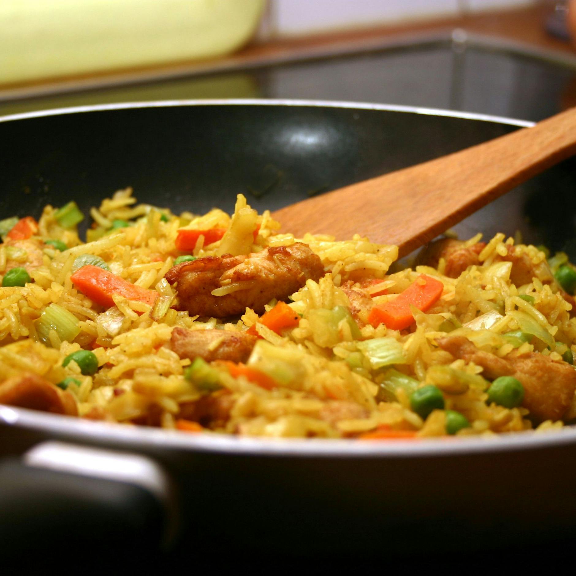 Geniales Rezept für Reis-Hähnchen-Pfanne: Lecker, würzig, gesund – und steht schnell auf dem Tisch