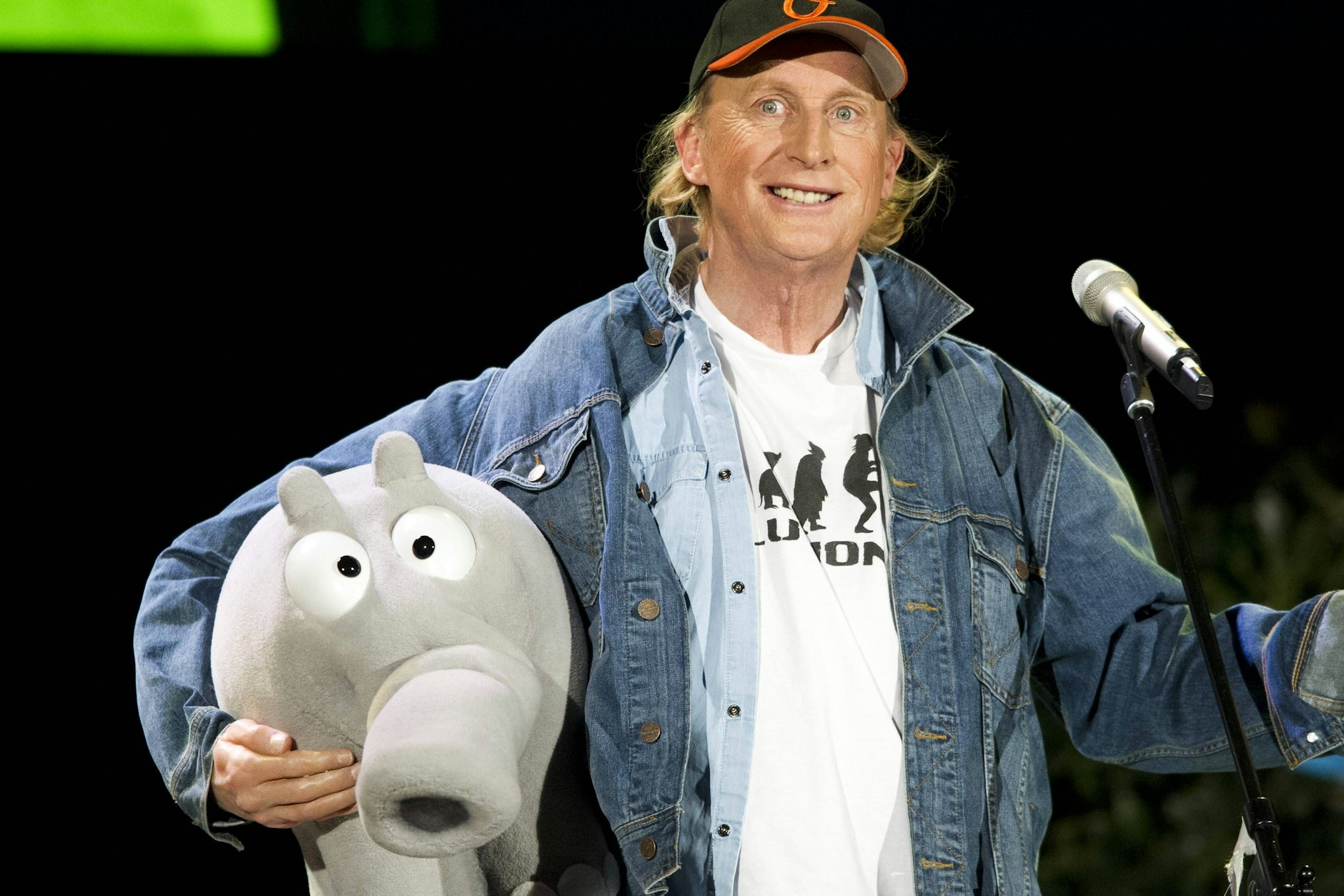 Der ostfriesische Komiker Otto Waalkes und sein Geschöpf: der Ottifant.