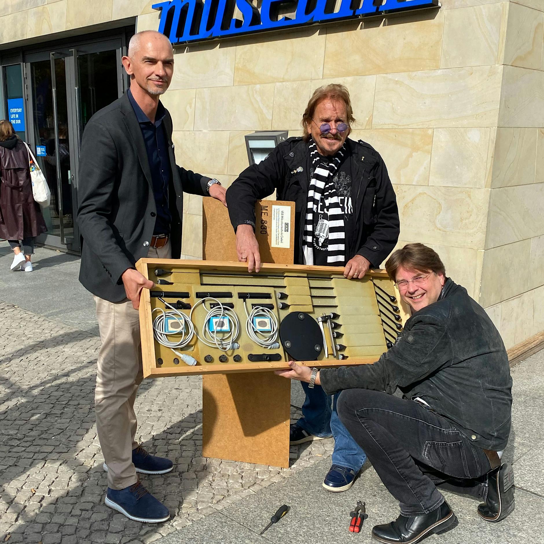 Frank Zander schenkt dem DDR-Museum volkseigene Mikrofone!