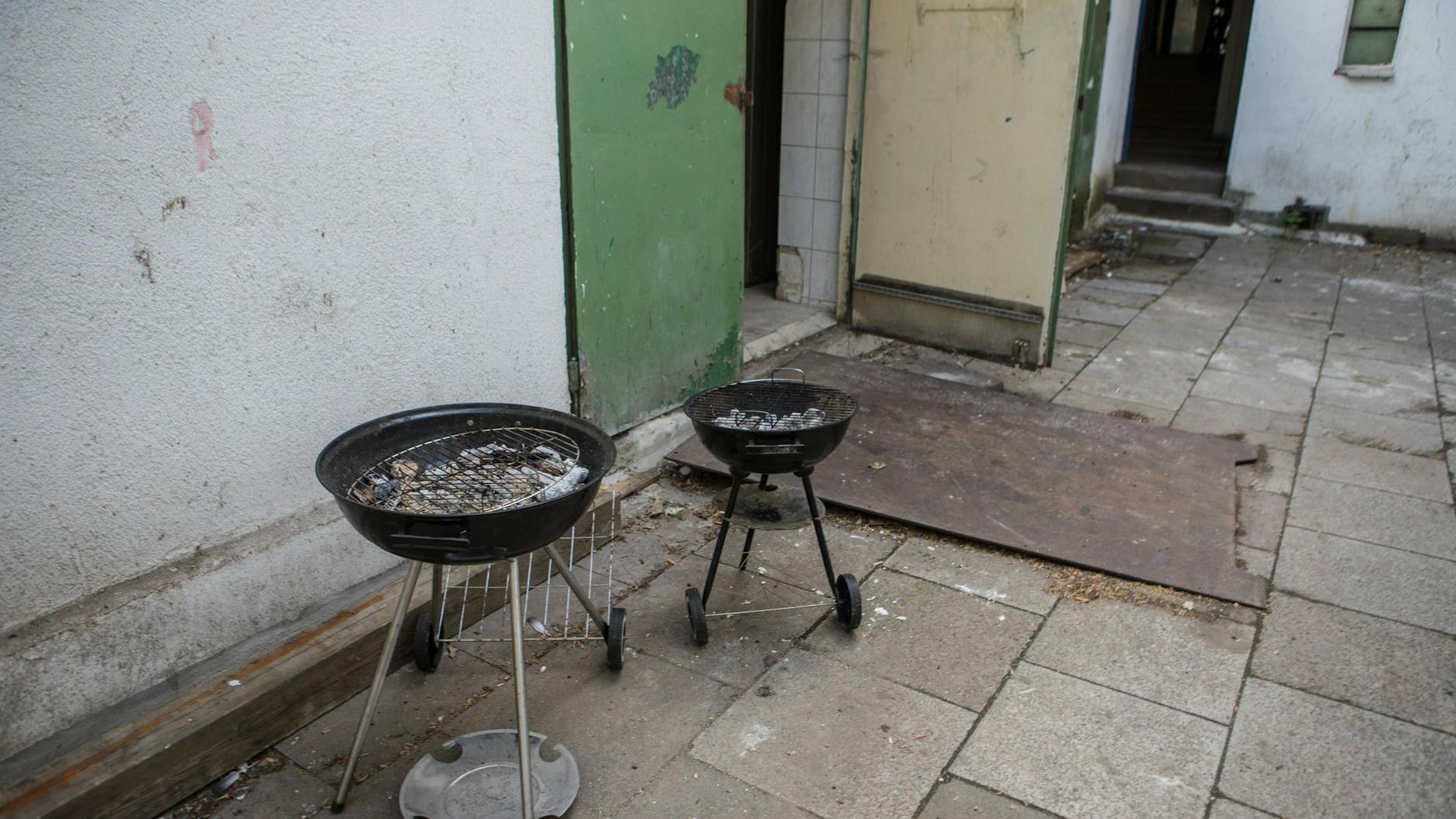 Ein Kohlegrill darf auf keinen Fall in geschlossenen Räumen verwendet werden. Ein Mann, der damit heizen wollte, brachte seine Frau und seinen Neffen ins Krankenhaus.