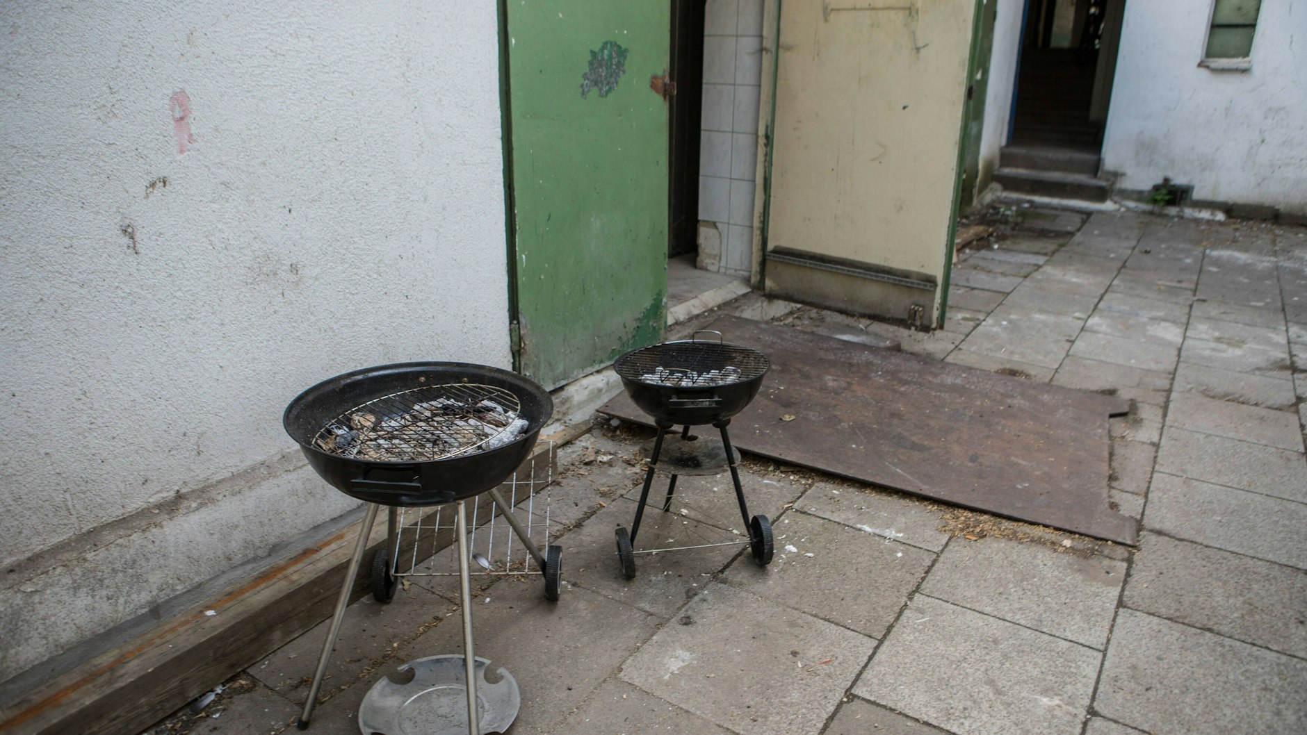 Ein Kohlegrill darf auf keinen Fall in geschlossenen Räumen verwendet werden. Ein Mann, der damit heizen wollte, brachte seine Frau und seinen Neffen ins Krankenhaus.