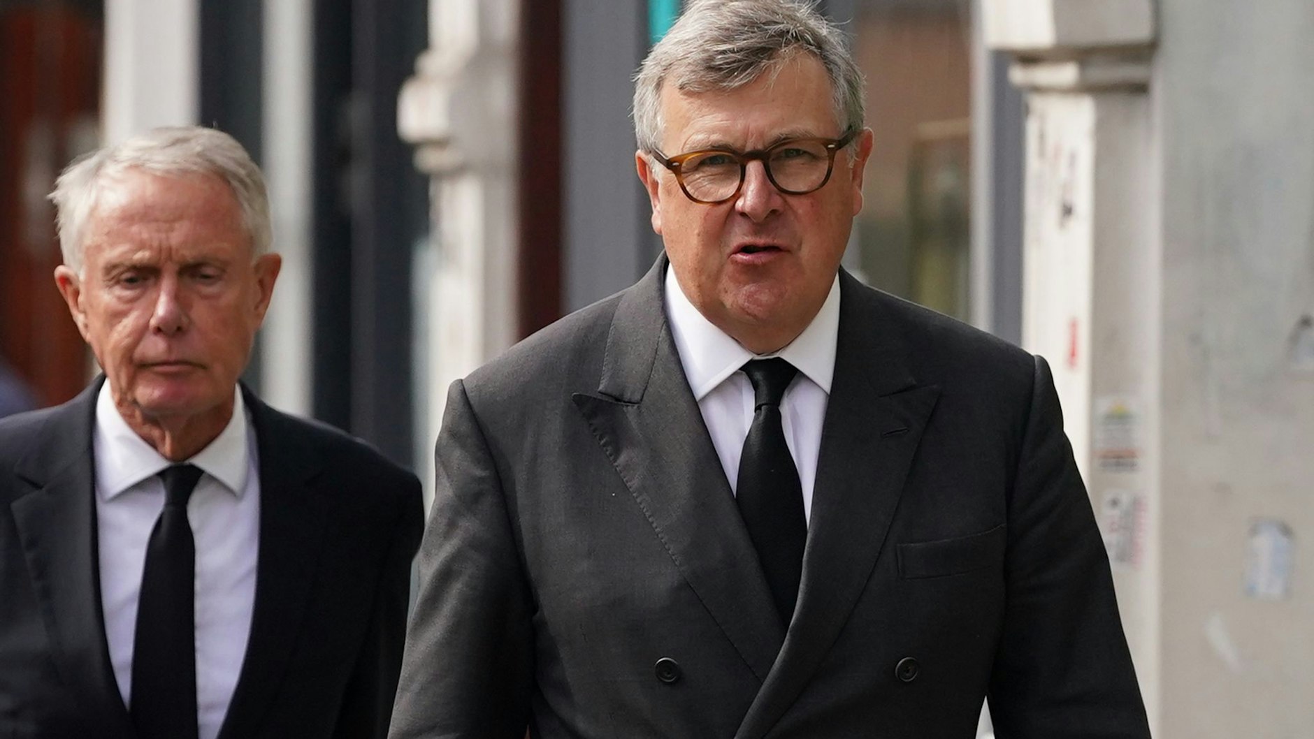 Edward Fitzalan-Howard (re.) auf dem Weg zum Gericht. Der Herzog war auch der Cheforganisator für die Trauerfeier für die Queen. 