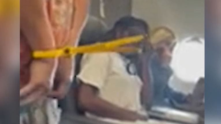 Der Täter wird überwältigt und mit Kabelbindern gefesselt.