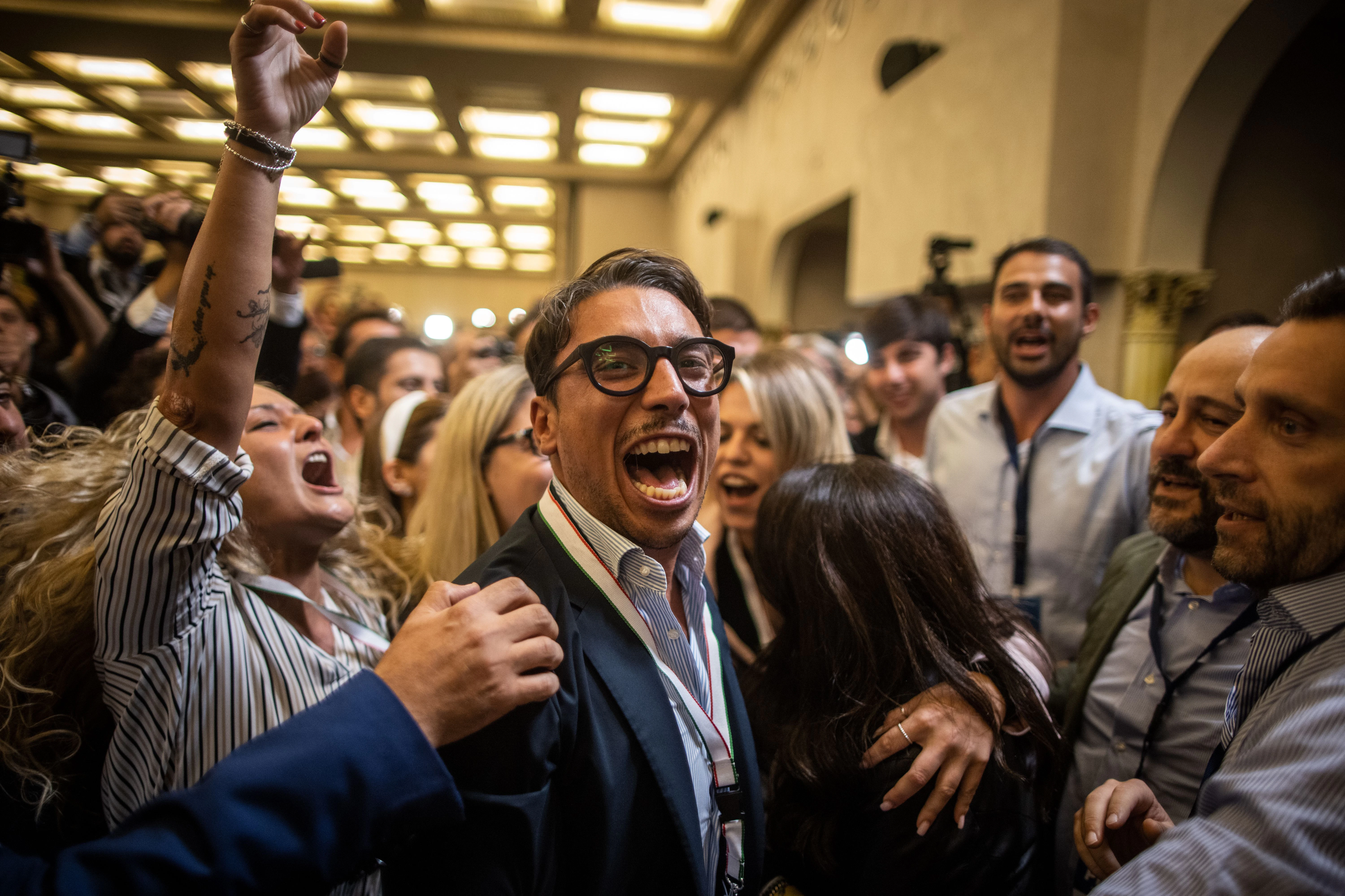 26.9.2022,&nbsp;Rom, Italien: Anhänger der rechtsradikalen Partei Fratelli d’Italia (Brüder Italiens) jubeln während einer Pressekonferenz in der Wahlkampfzentrale der Partei.