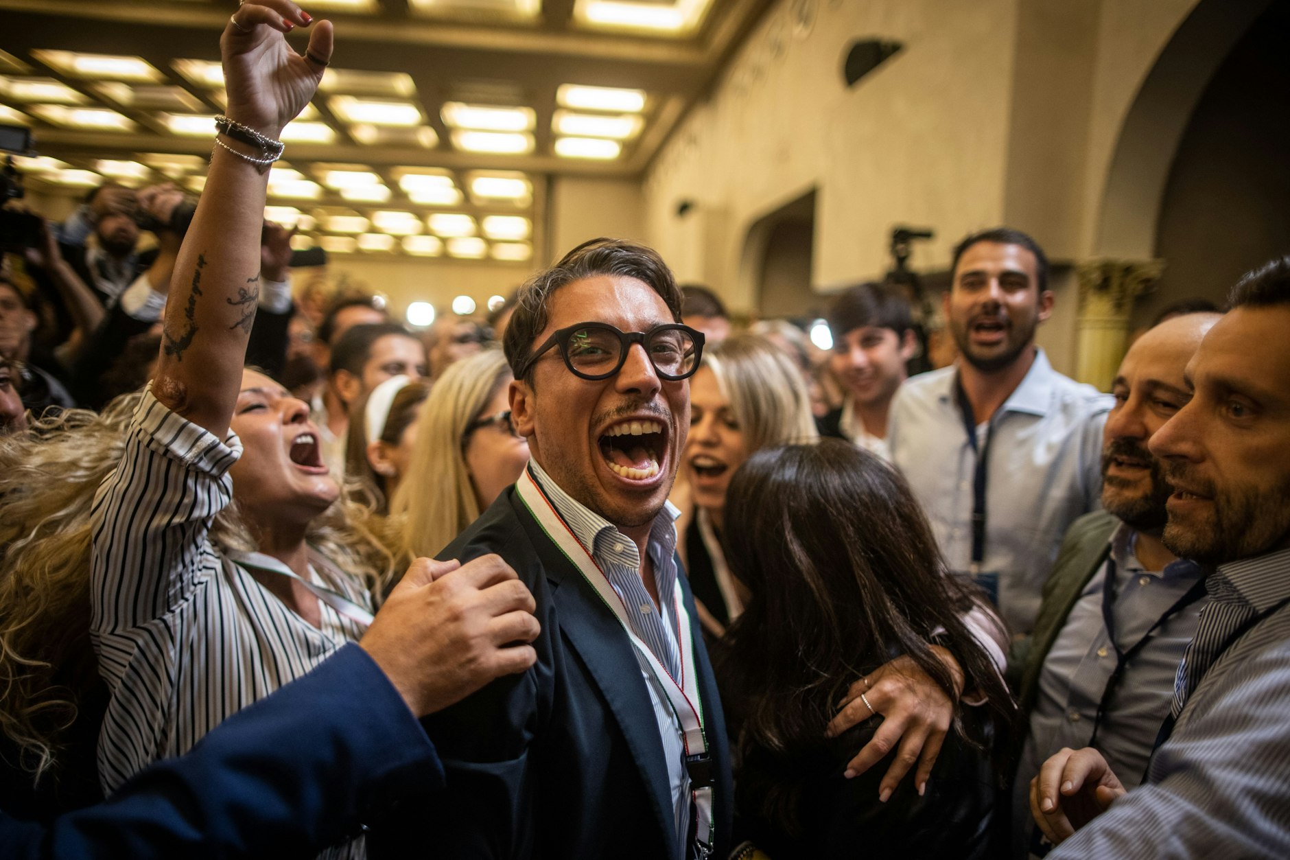 26.9.2022,&nbsp;Rom, Italien: Anhänger der rechtsradikalen Partei Fratelli d’Italia (Brüder Italiens) jubeln während einer Pressekonferenz in der Wahlkampfzentrale der Partei.