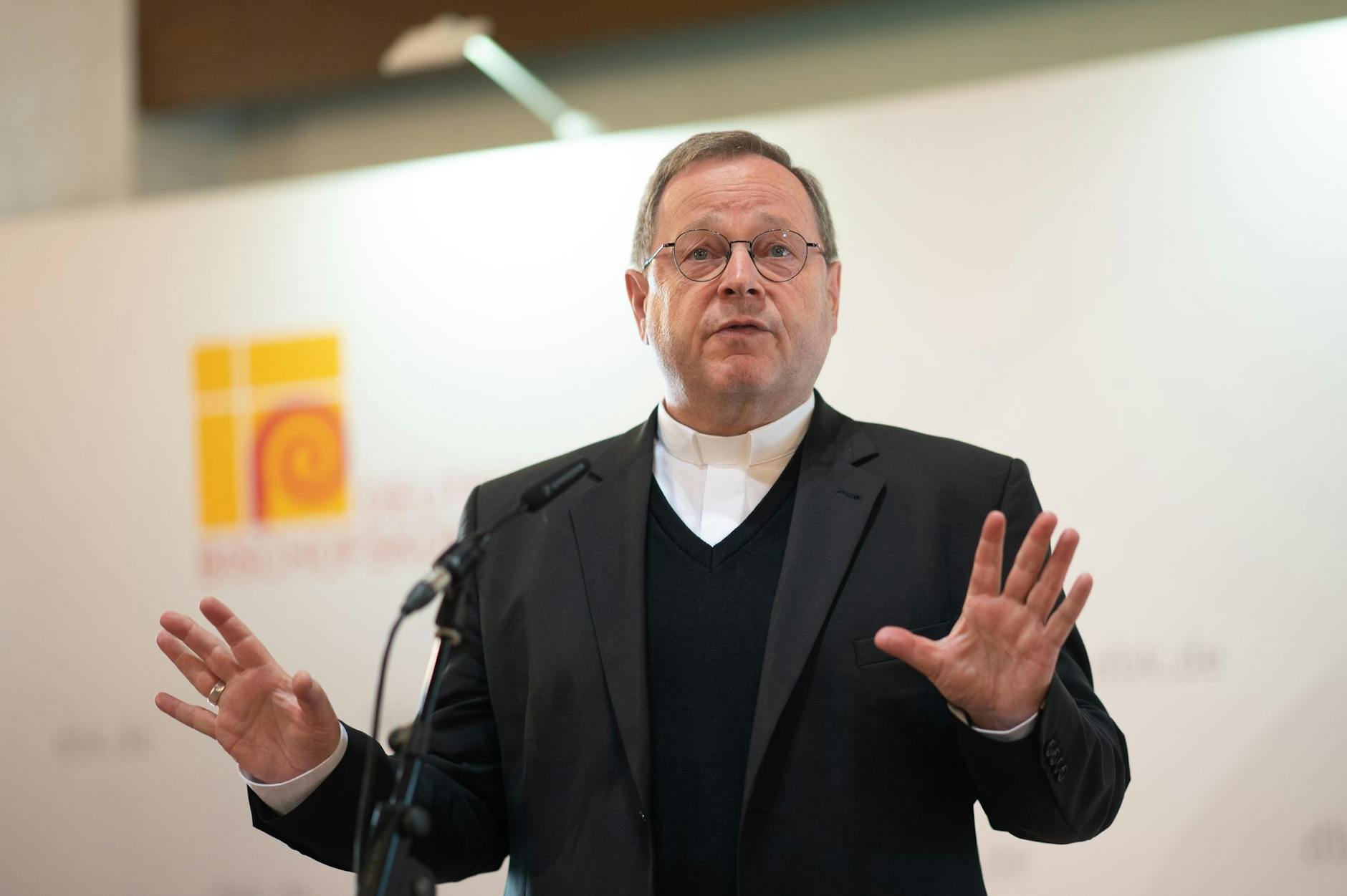 Georg Bätzing spricht während der Eröffnungspressekonferenz der Herbstvollversammlung der Deutschen Bischofskonferenz.