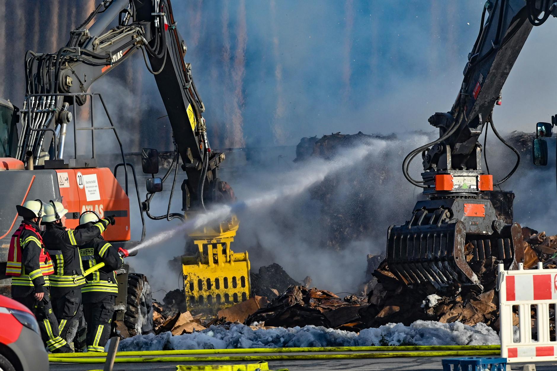 Grünheide: Rauchwolken steigen bei einem Brand auf dem Gelände der Gigafactory von Tesla in den Himmel, die Feuerwehr ist im Einsatz.
