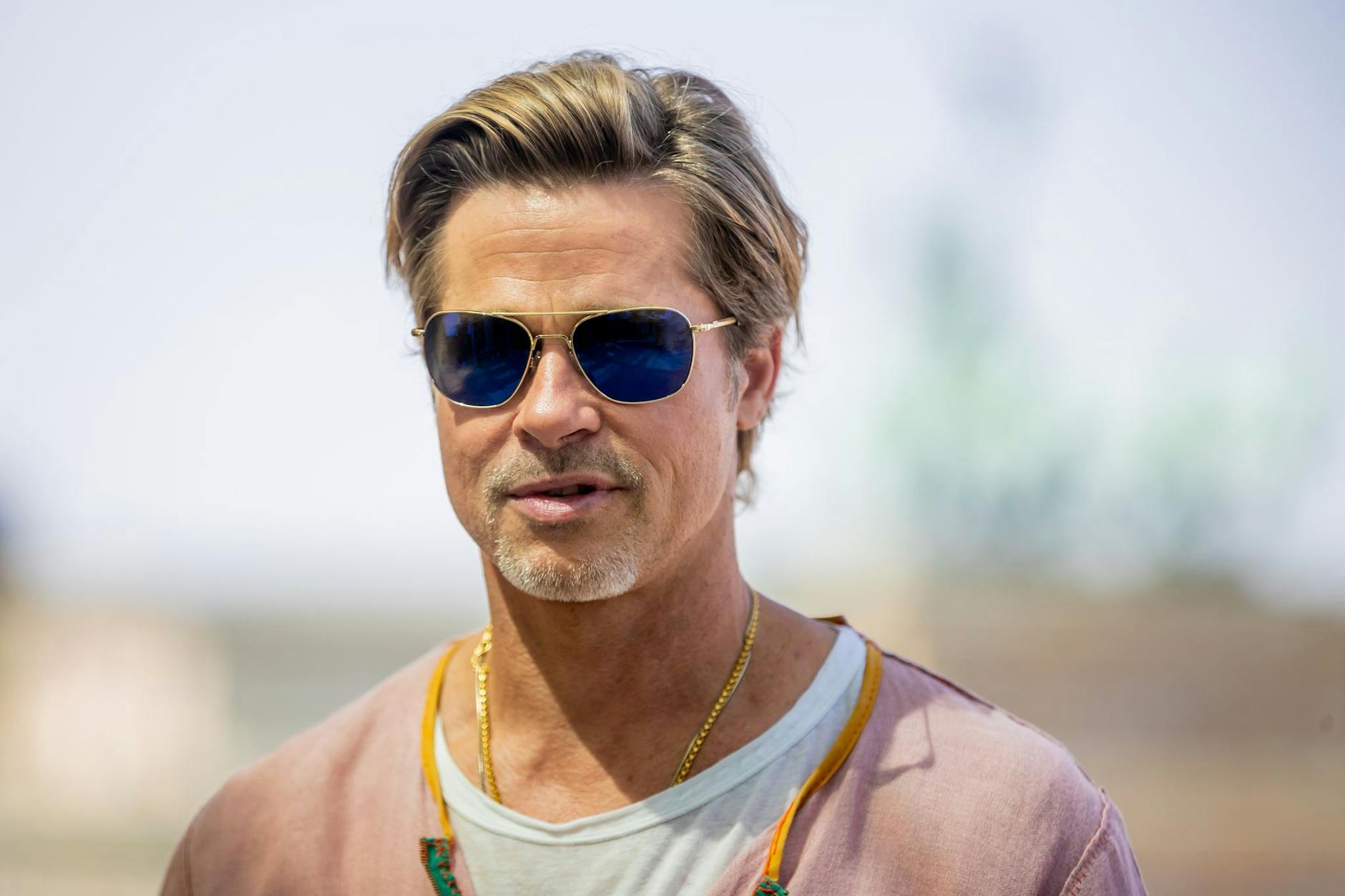 ARCHIV - Brad Pitt auf einer Terrasse der Akademie der Künste am Brandenburger Tor.