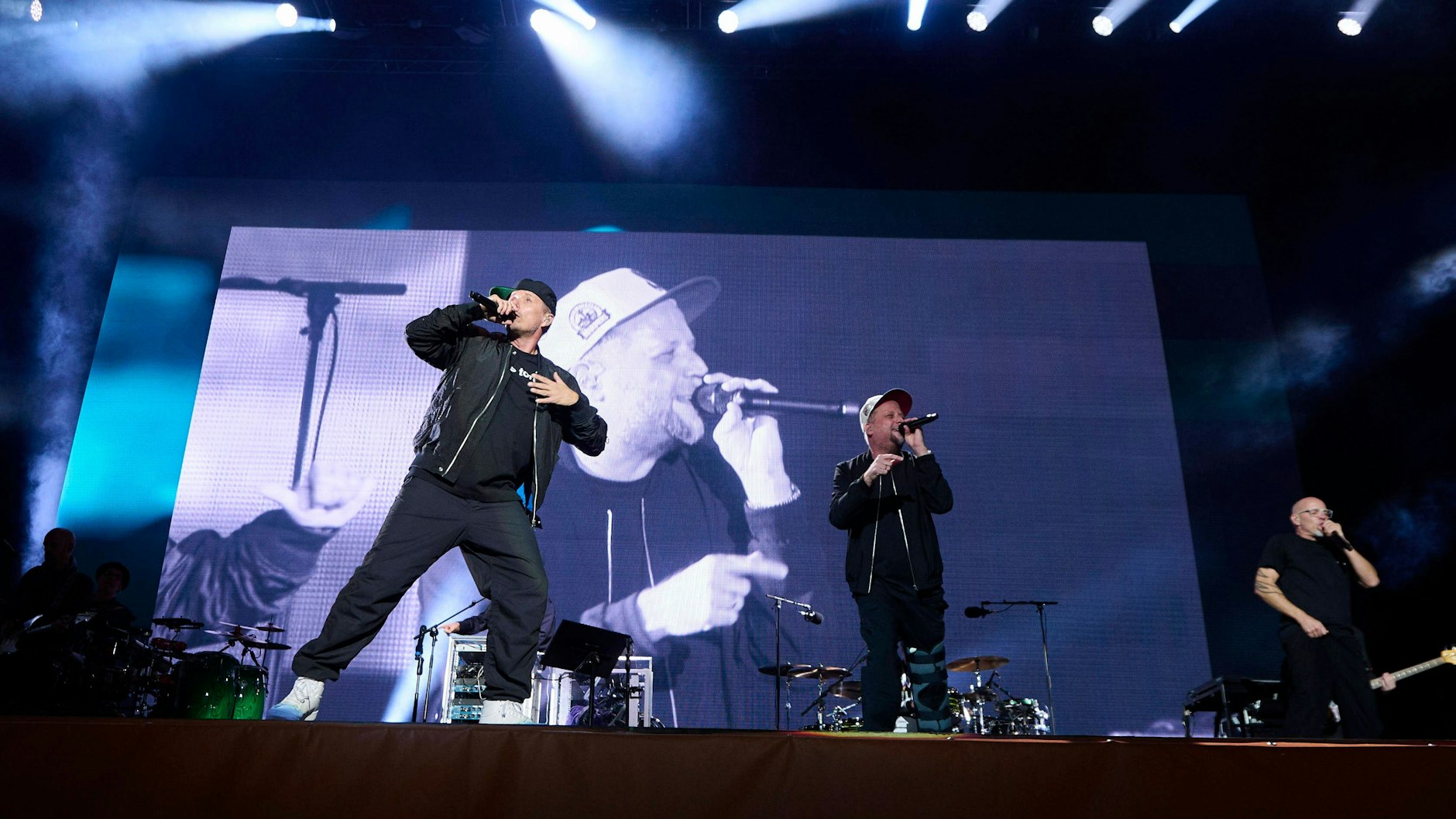 Die Fantastischen Vier: Smudo (Mitte) rappte mit bandagiertem Bein.