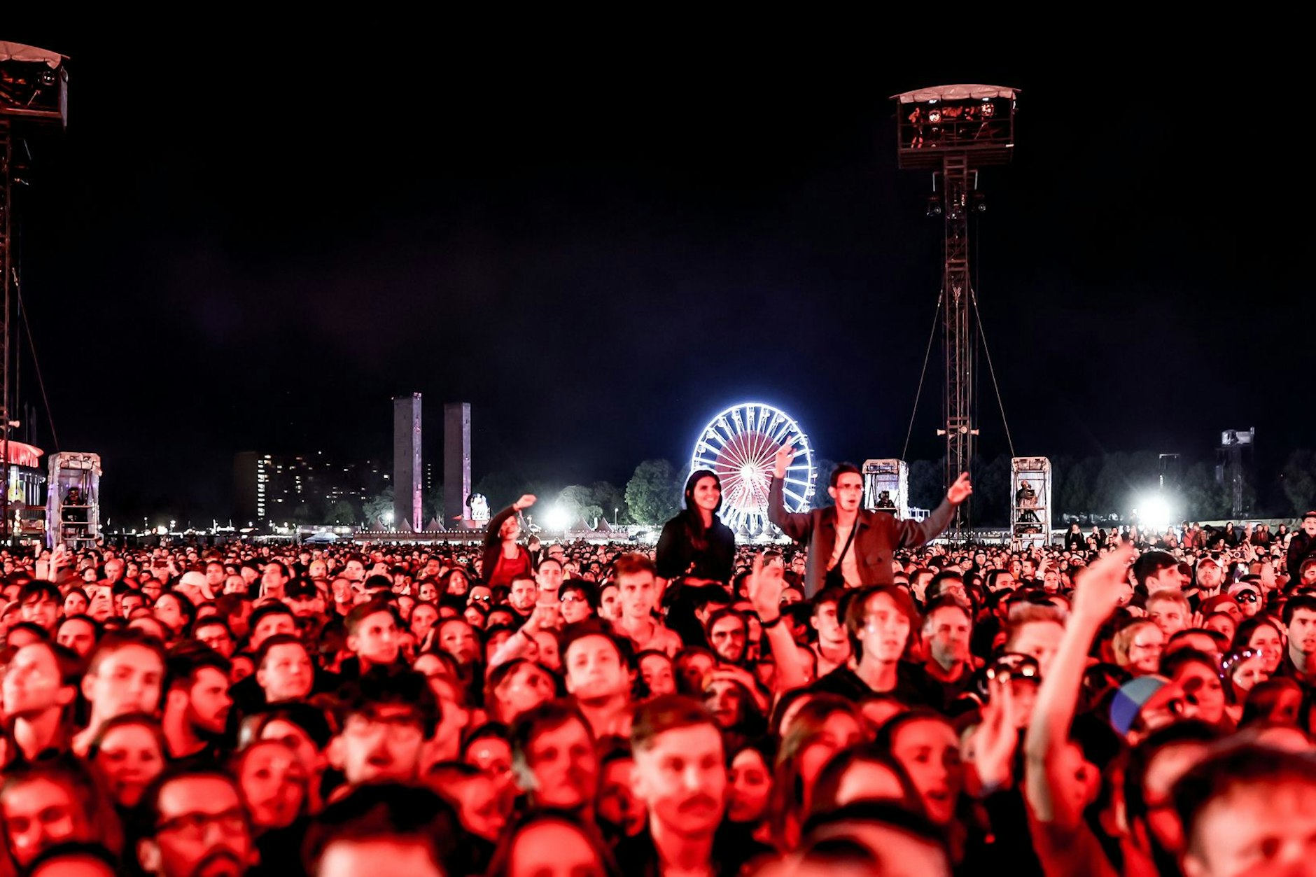 Publikum mit Riesenrad beim Berliner Lollapalooza 2022