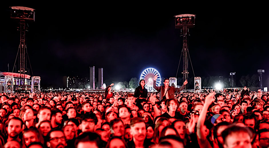Publikum mit Riesenrad beim Berliner Lollapalooza 2022