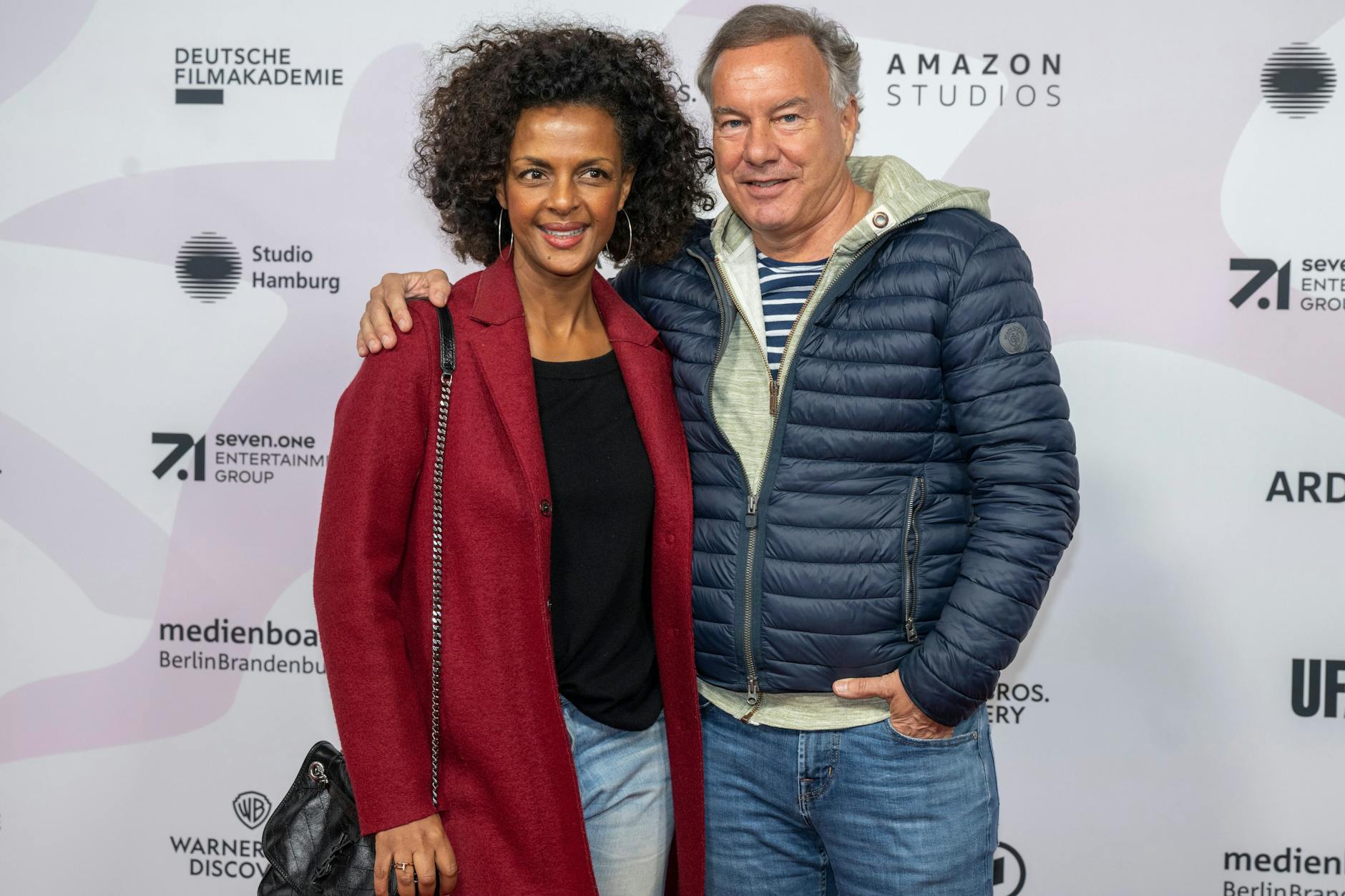 Schauspielerin Dennenesch Zoudé und Produzent Nico Hofmann kommen zur Verleihung der „First Steps“-Awards ins Motorwerk Berlin.