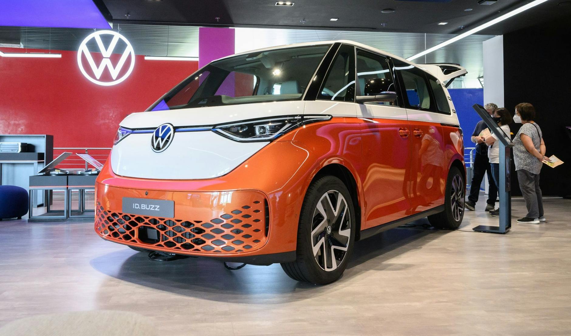 ARCHIV - Ein Volkswagen Elektrobus ID.Buzz in der Autostadt am Volkswagen Stammwerk.