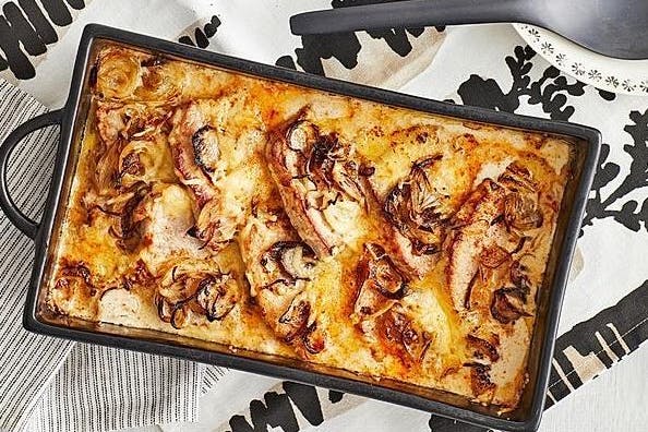 Zwiebel-Sahne-Schnitzel aus dem Ofen.