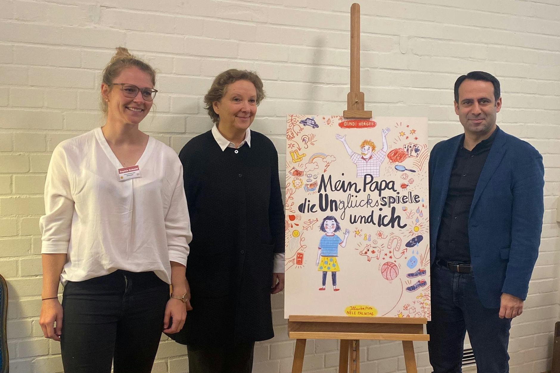 Sophie Schmid, Susanna Bonaséwicz und Aziz Bozkurt (v. l.) stellten heute das ungewöhnliche Kinderbuch Berliner Grundschulklassen vor.