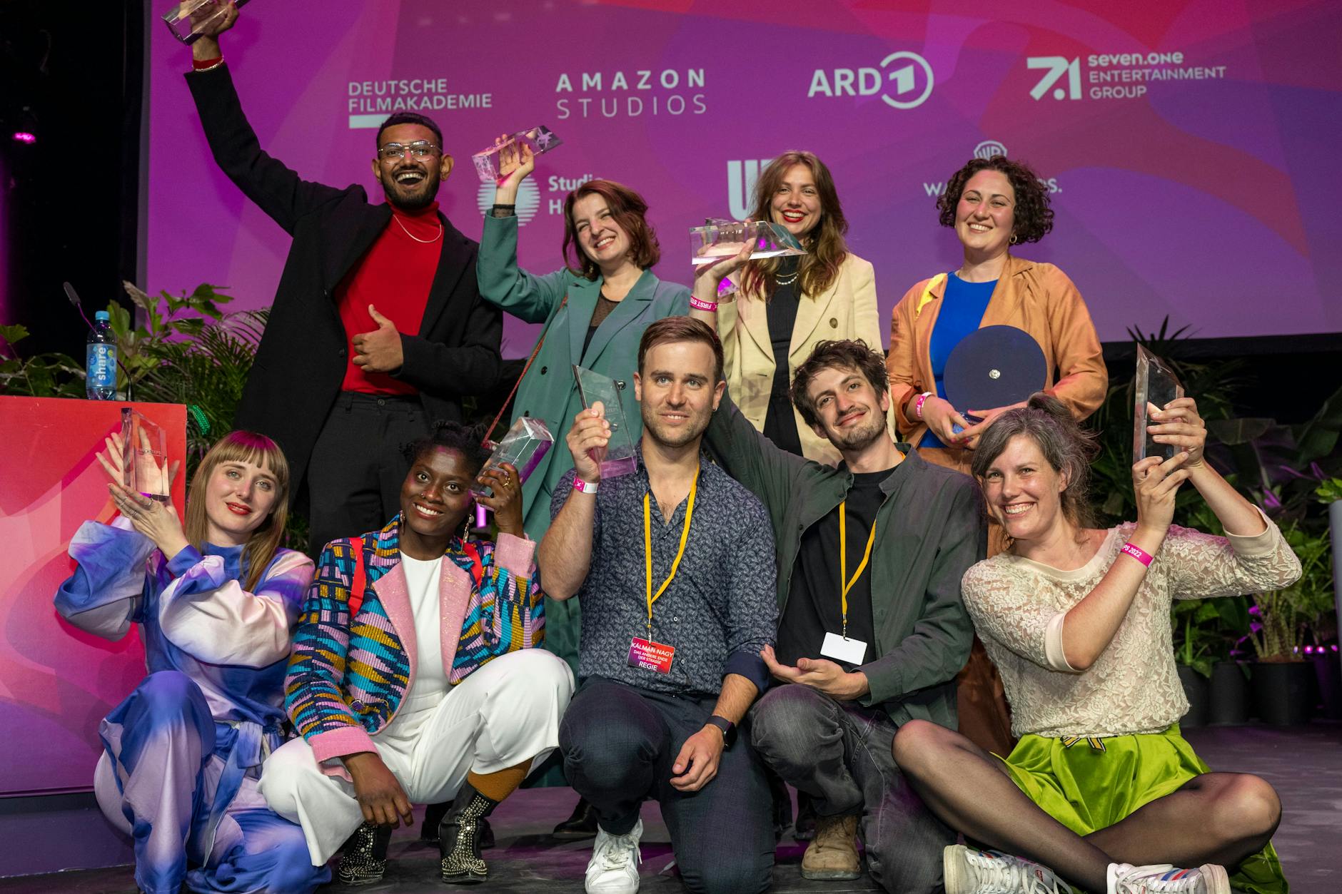 Berlin. Die Gewinner der „First Steps“-Awards: (erste Reihe, v. l.) Pipi Fröstl, Nancy Mensah-Offei, Kaiman Nagy, Valentin Stejskal, Sophie Linnenbaum, (zweite Reihe, v. l.) Pasindu Goldmann, Lea Najjar, Marleen Valien und Mariam Shatberashivili.