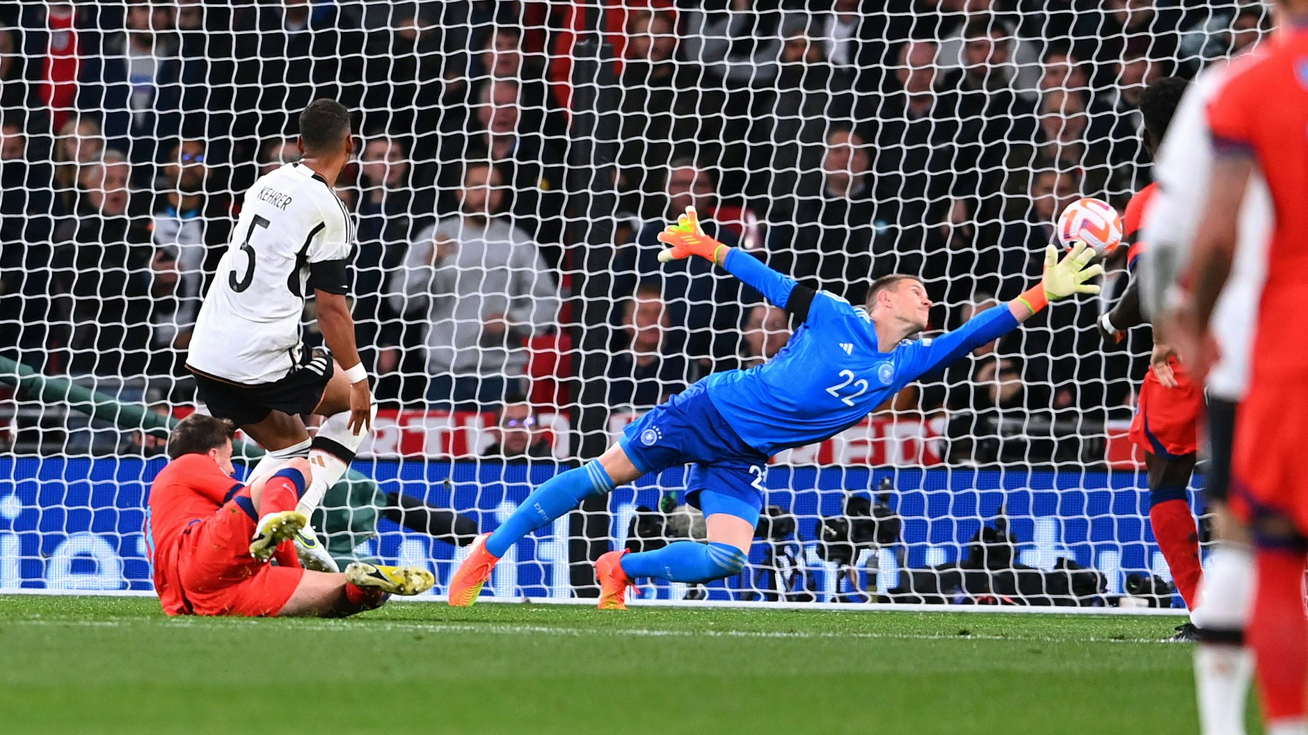 Mason Mount am Boden, England erzielt das 2:2. Thilo Kehrer (li.) und Marc-Andre der Stegen&nbsp; kommen zu spät.