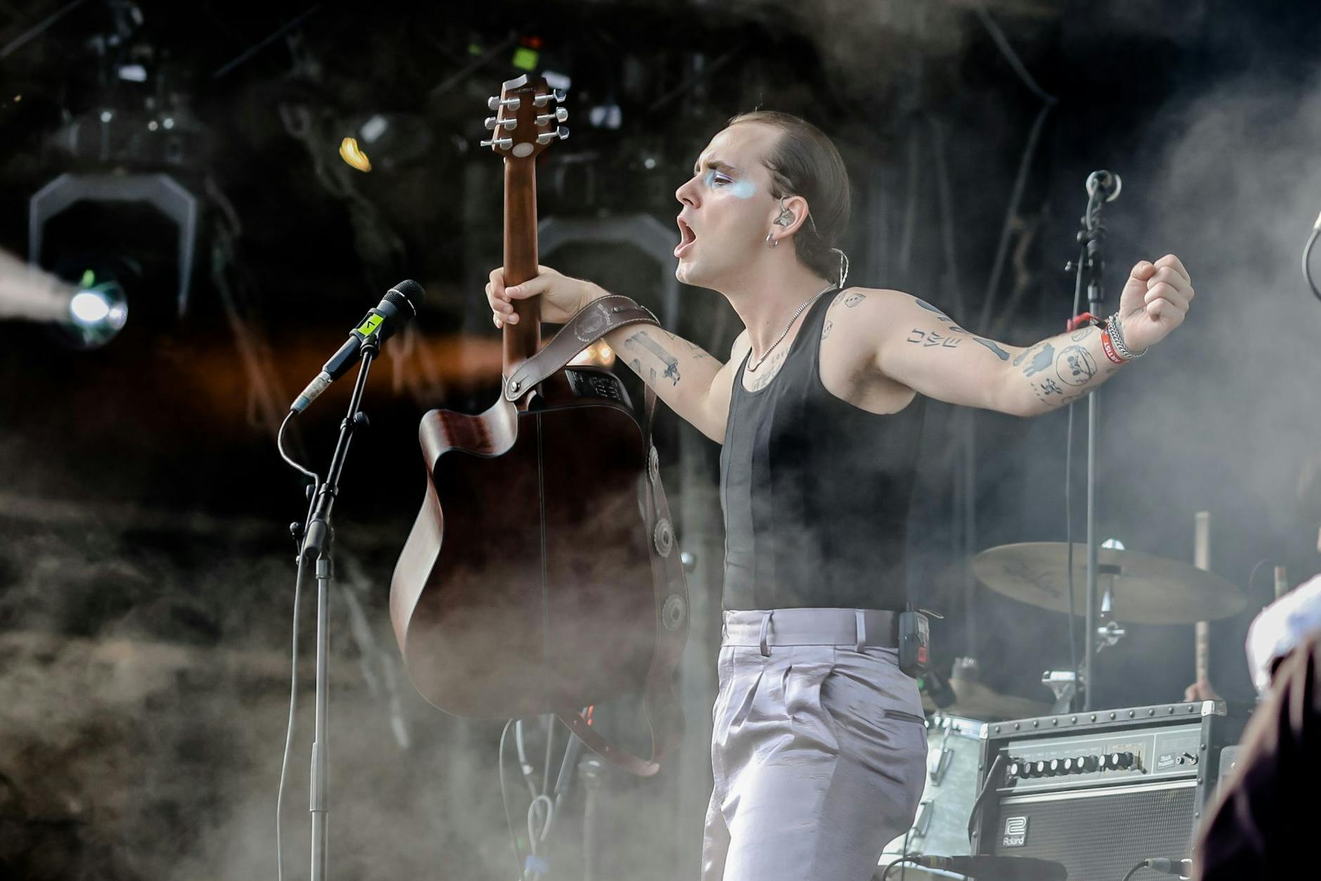 Satinhose und blauer Lidschatten: Drangsal beim Lollapalooza 2022 in Berlin