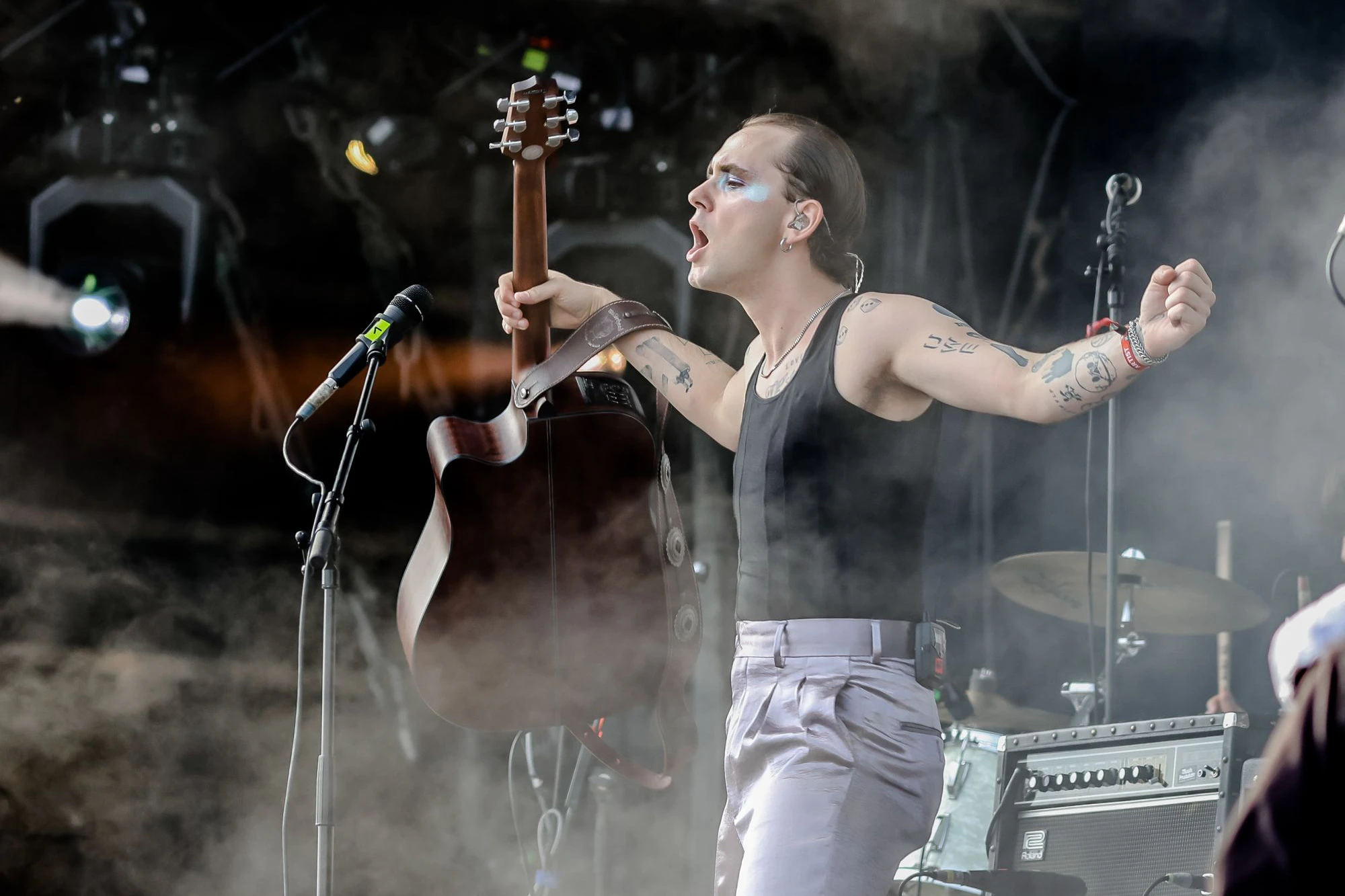 Satinhose und blauer Lidschatten: Drangsal beim Lollapalooza 2022 in Berlin