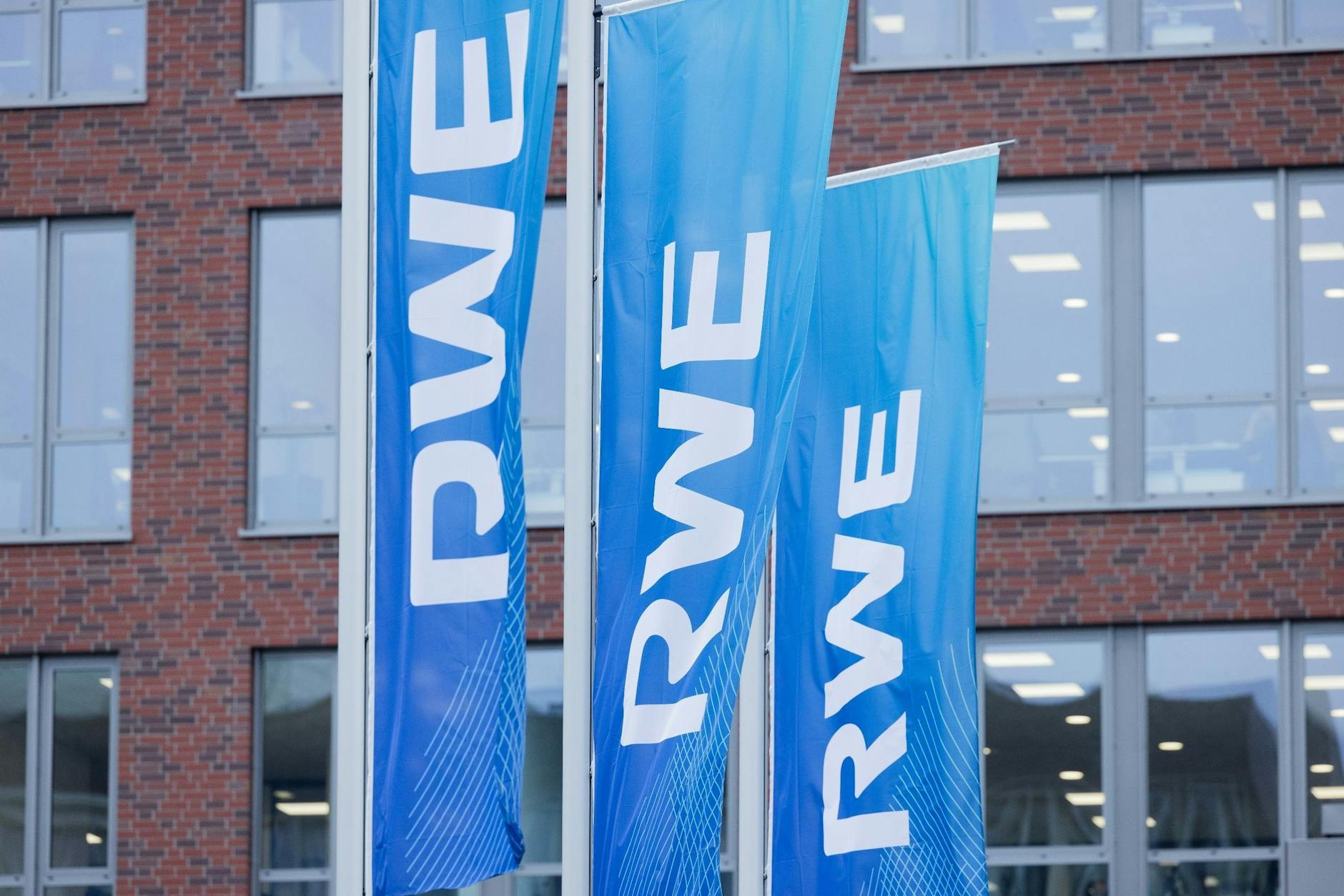 ARCHIV - Flaggen wehen vor der RWE-Konzernzentrale in Essen.