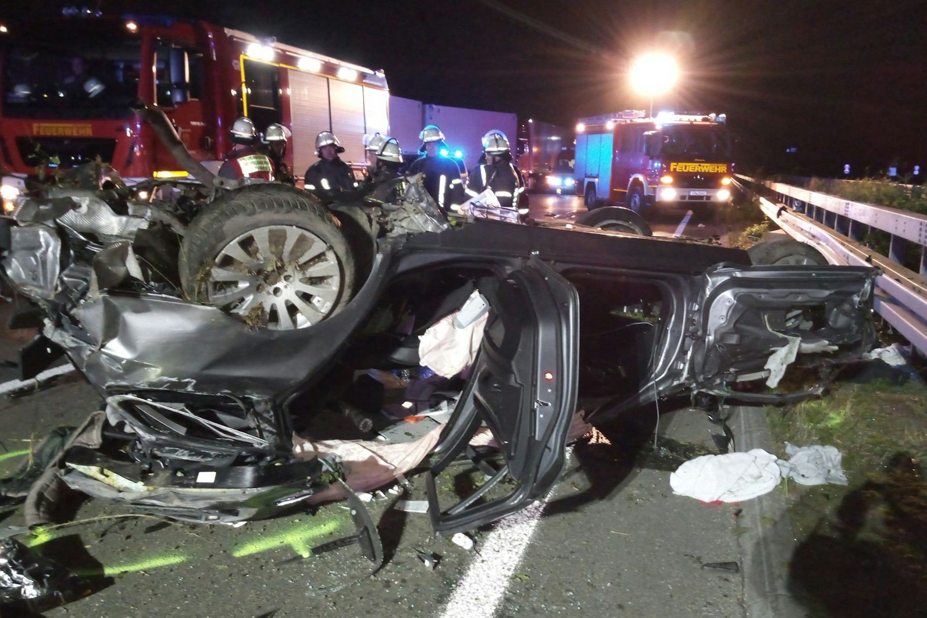 Auf der A1 bei Gevelsberg kam es zu einem schrecklichen Unfall – vom Auto blieb nur noch ein Haufen Schrott übrig, doch der Fahrer überlebte.