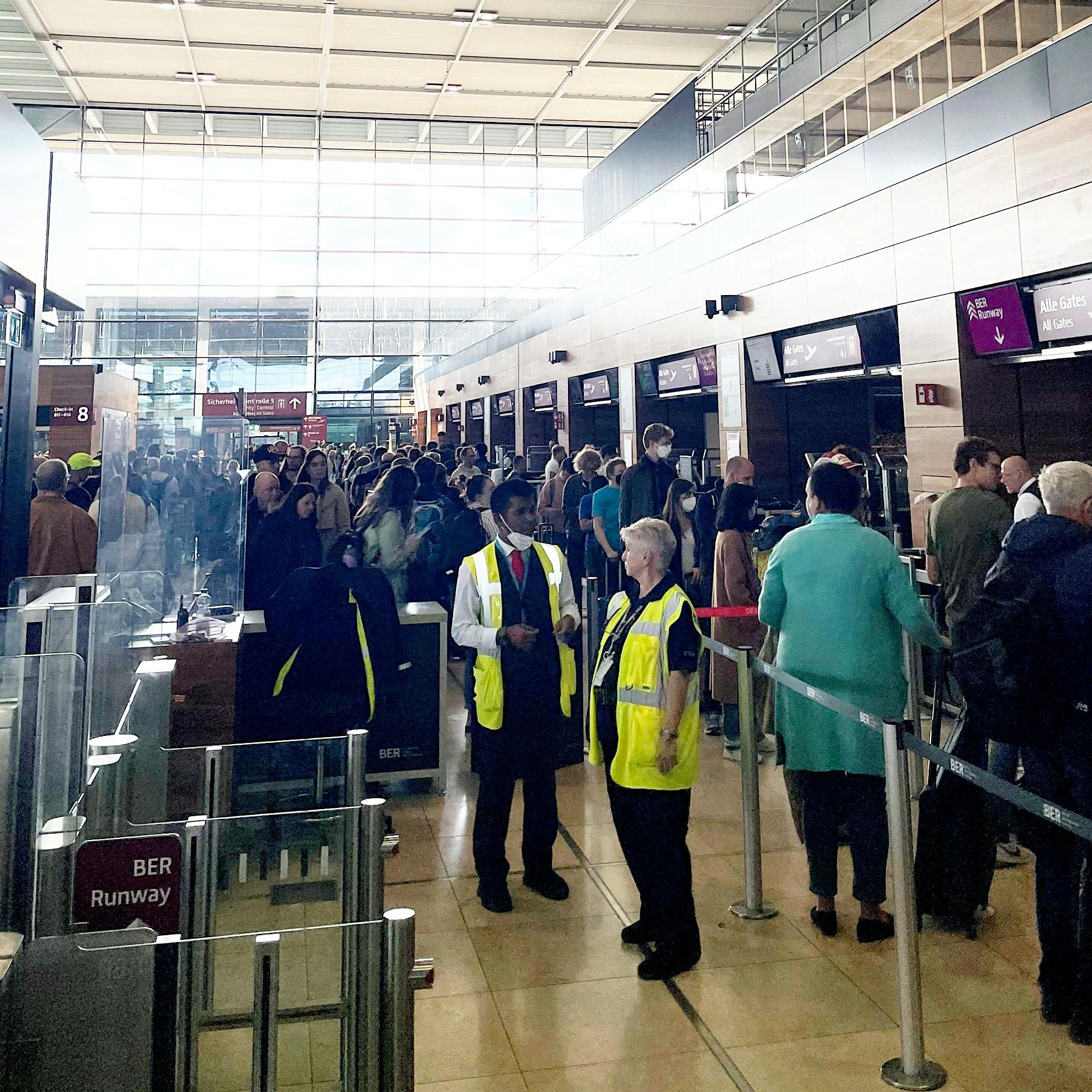 Böses Erwachen am BER nach dem Marathon: „Der Flughafen ist eine Katastrophe!“