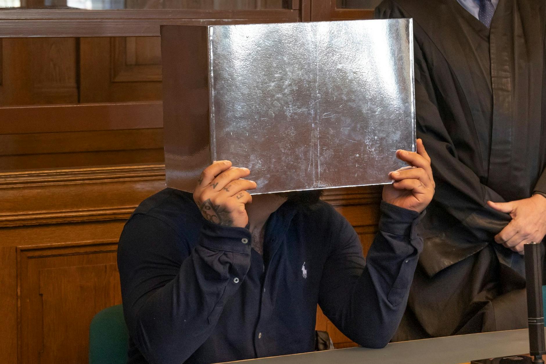 Der Angeklagte Kubilay K. (24) im Landgericht Berlin, Strafkammer 21, Saal 701. Angeklagt ist er wegen versuchtem Totschlag und gefährlicher Körperverletzung.