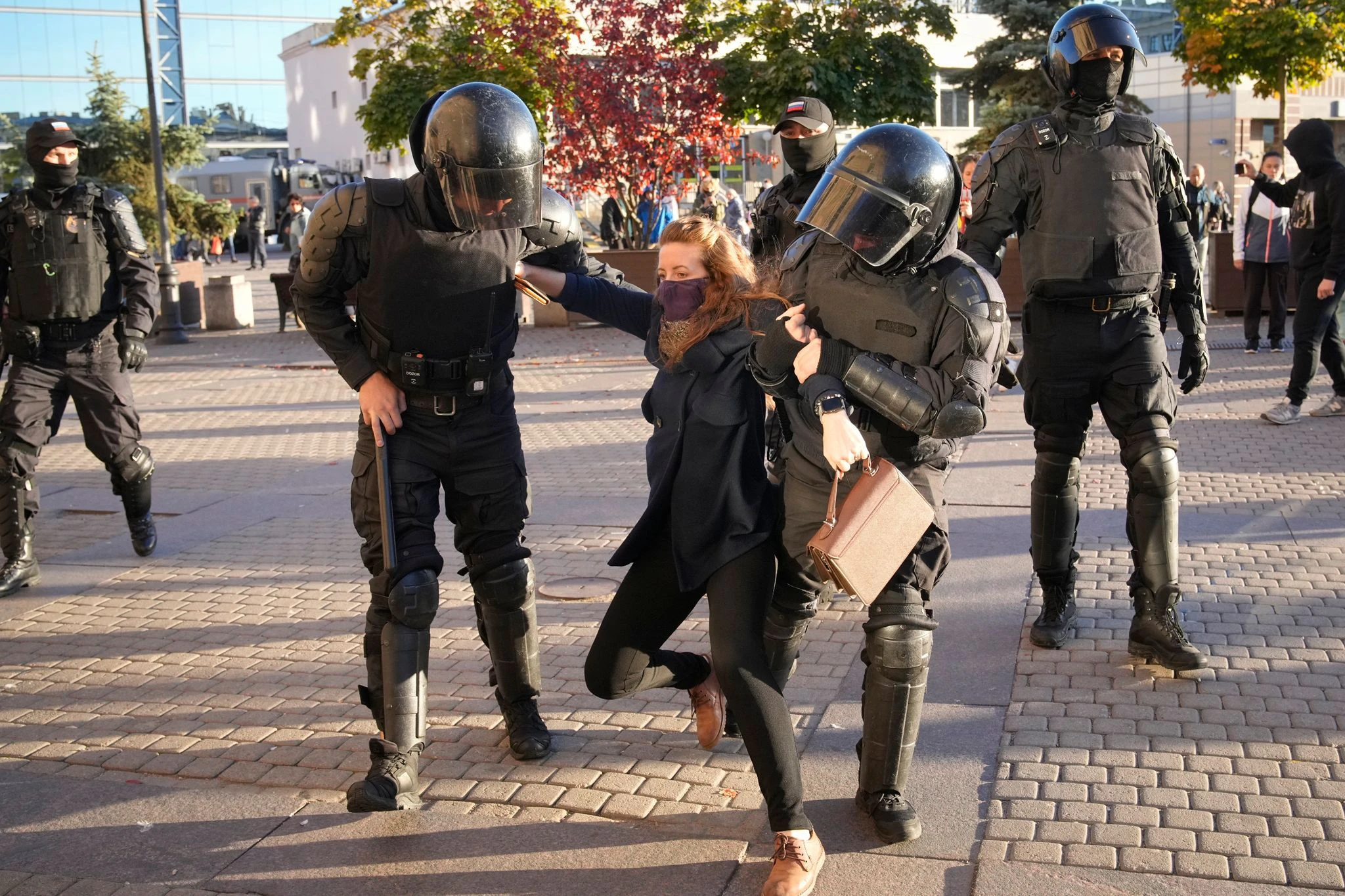 Russische Polizisten halten eine Demonstrantin fest während eines Protestes gegen die russische Teilmobilisierung in St. Petersburg.  