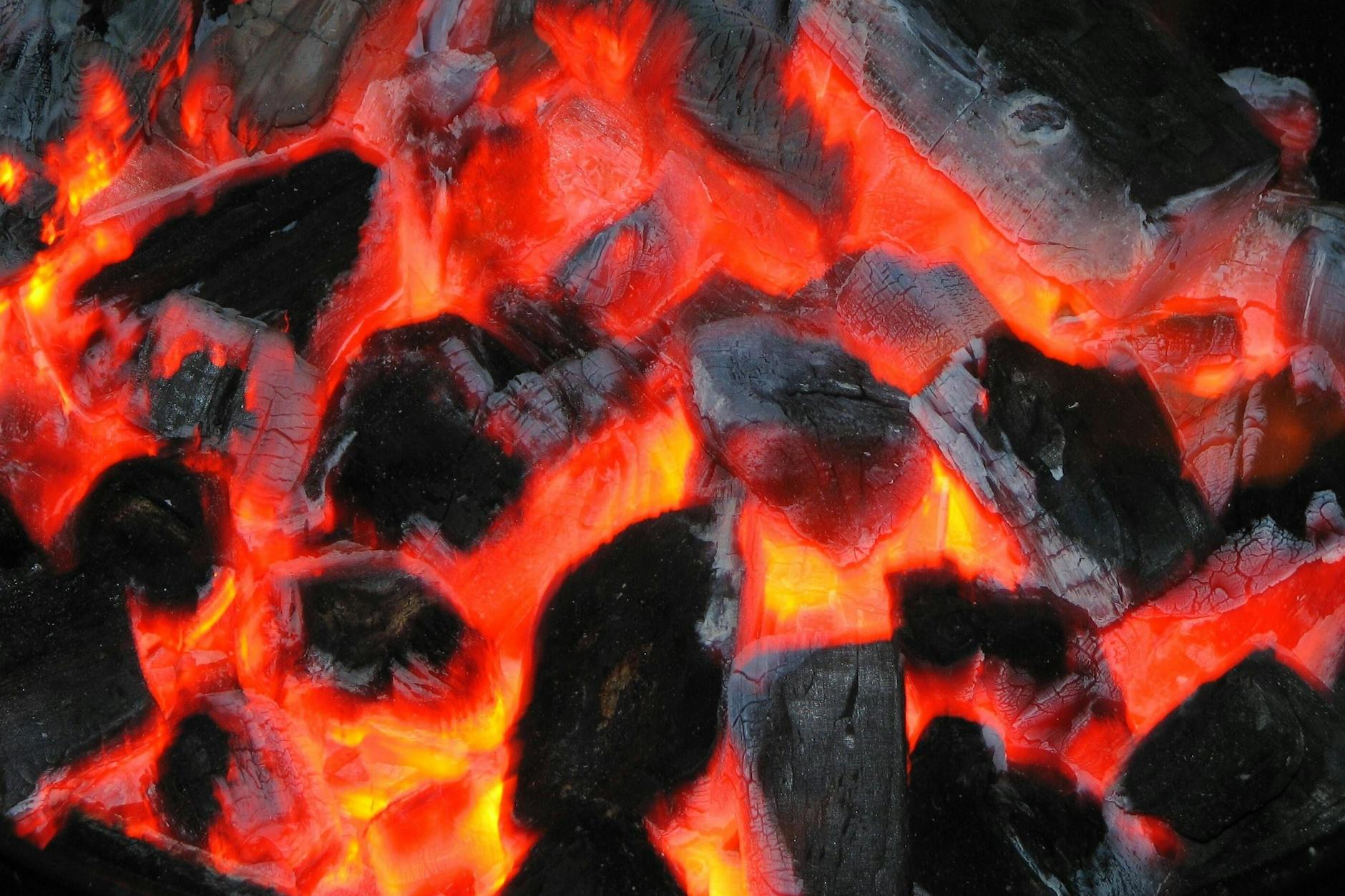 Weil ein Mann seine Wohnung mit einem Kohlegrill heizen wollte, liegen nun zwei Menschen im Krankenhaus.