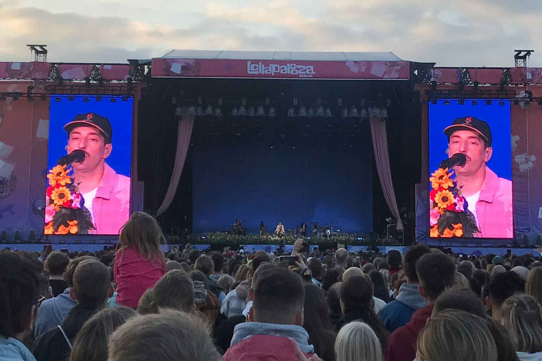 Der Rapper Casper feierte seinen 40. Geburtstag auf der Lollapalooza-Bühne in Berlin.