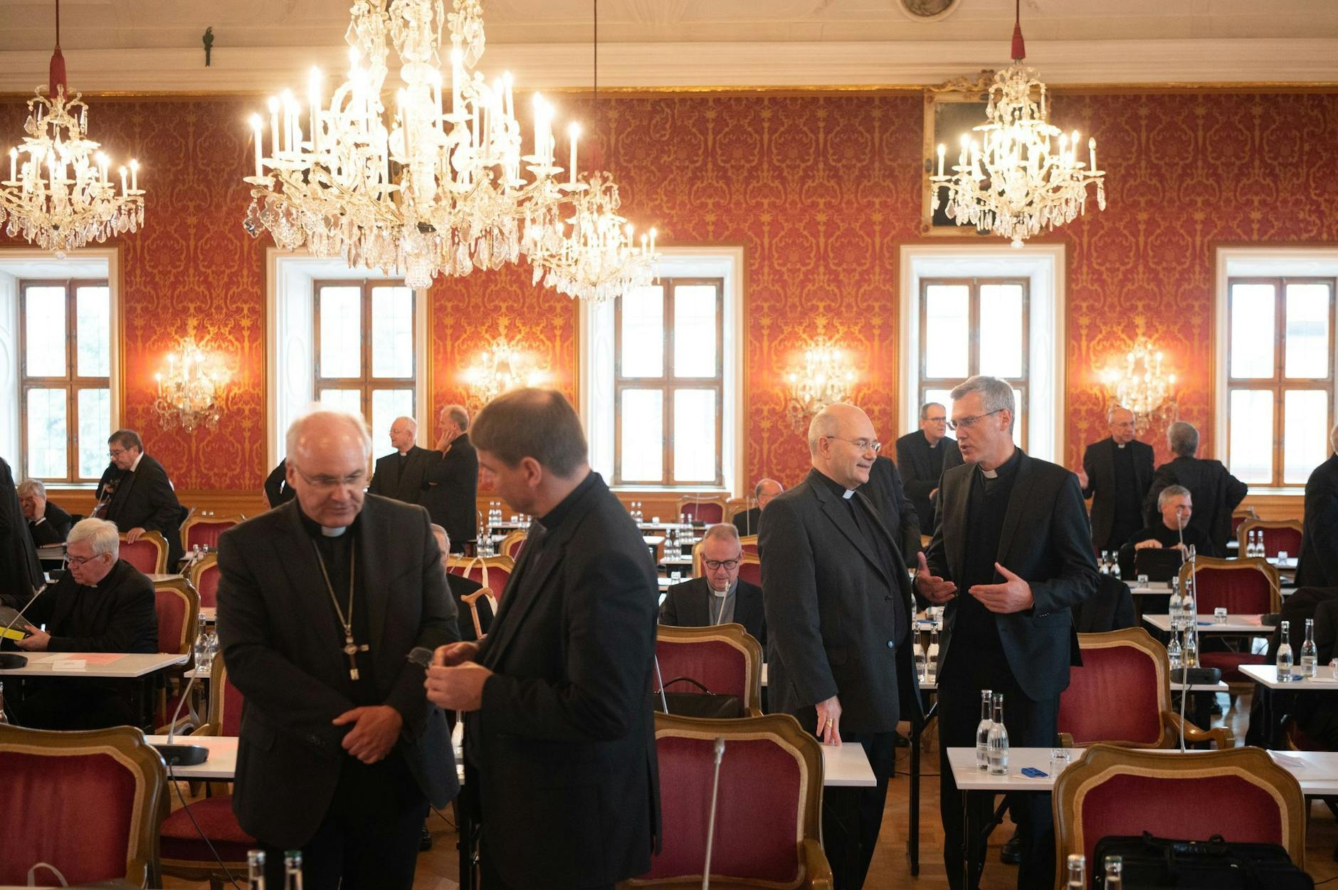 Die Bischöfe stehen zu Beginn der Herbstvollversammlung der Deutschen Bischofskonferenz im Fürstensaal des Stadtschlosses Fulda.