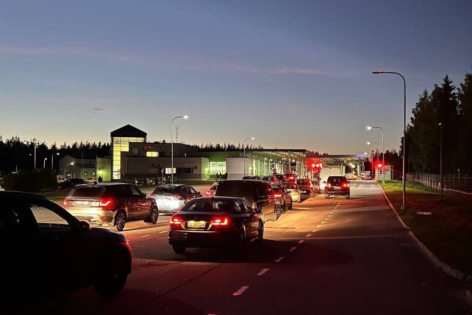 Autos stehen am Grenzkontrollpunkt Brusnichnoye/Nuijamaa an der russischen Grenze zu Finnland.