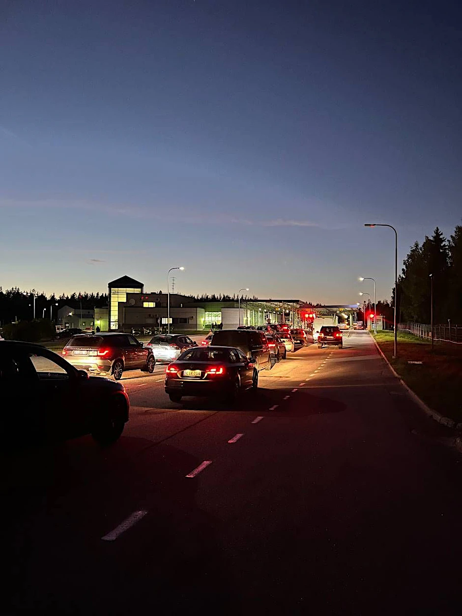 Autos stehen am Grenzkontrollpunkt Brusnichnoye/Nuijamaa an der russischen Grenze zu Finnland.