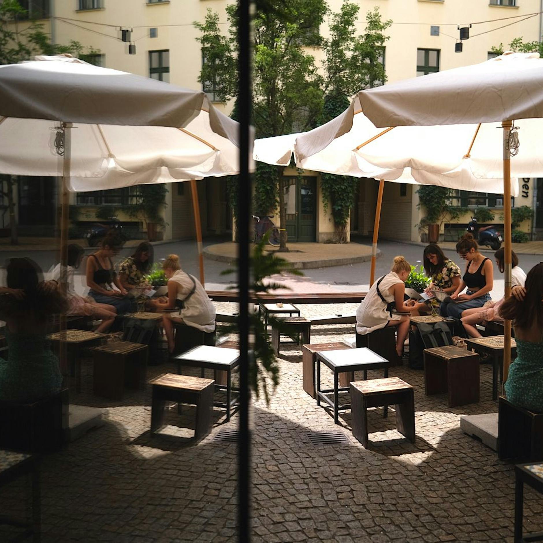 Bin ich wie Freiherr zu Guttenberg, weil ich mich im Café nicht platzieren lasse?