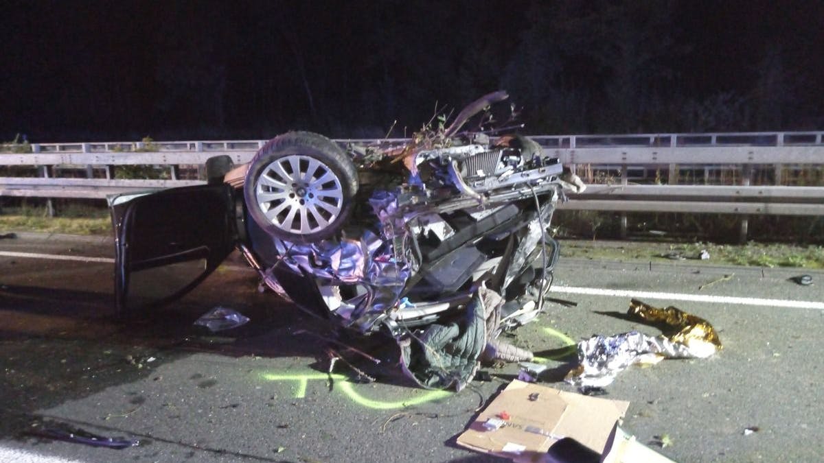 Von dem Auto bliebt nach einem Unfall auf der A1 bei Gevelsberg nicht viel übrig.