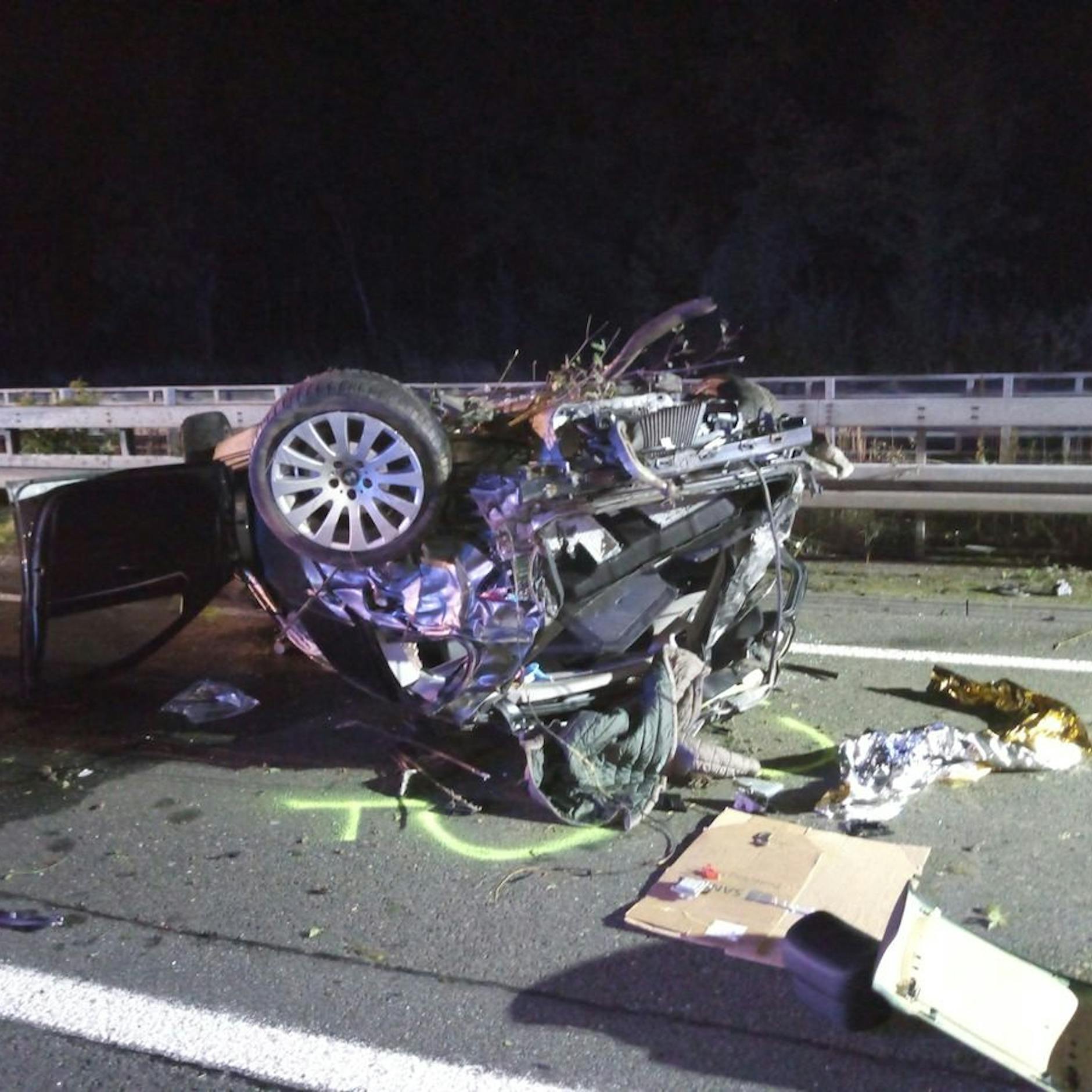 Horror-Unfall auf der A1 bei Gevelsberg: Aus diesem Schrotthaufen kam der Fahrer lebend raus