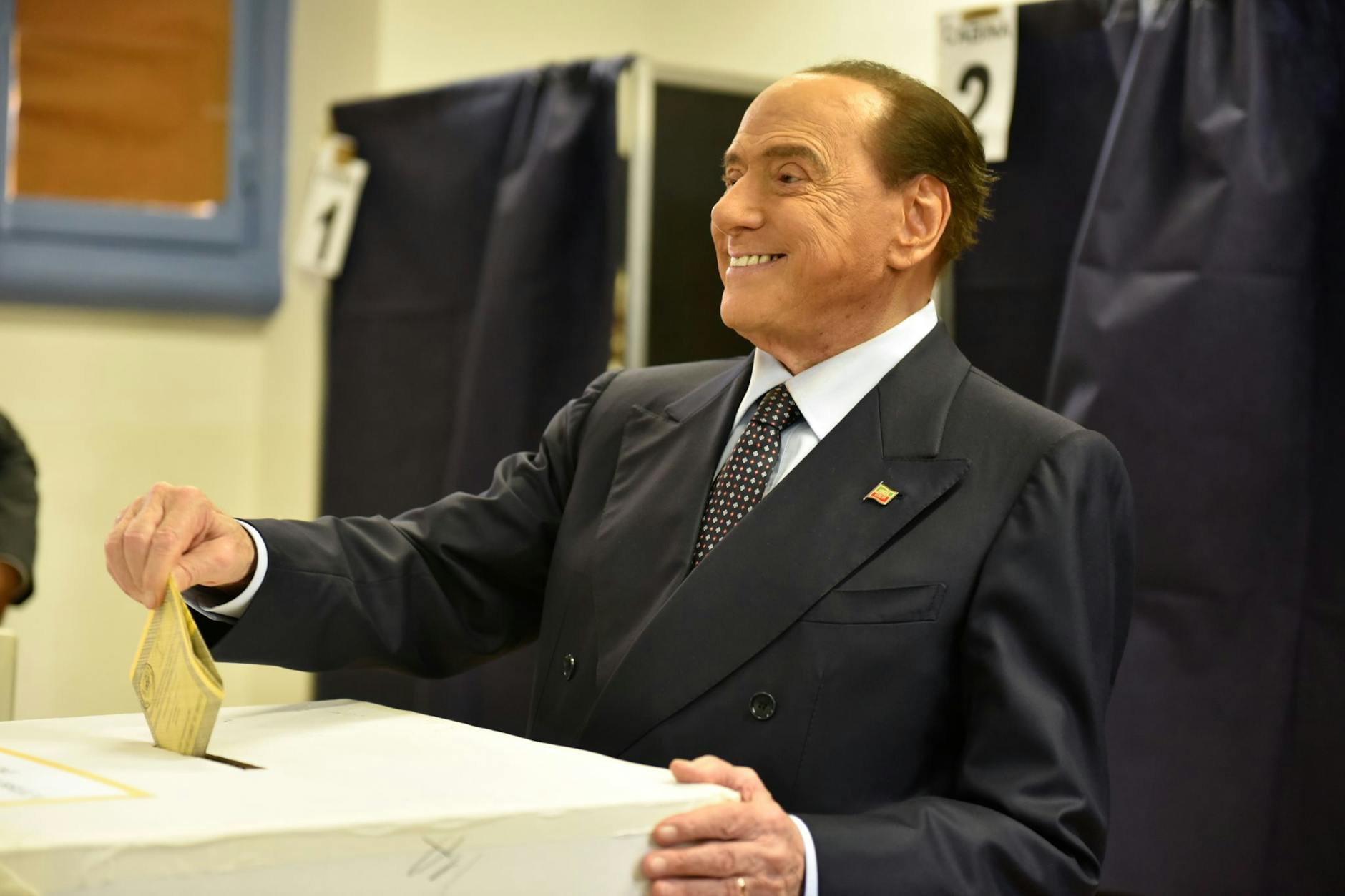 ARCHIV - Silvio Berlusconi war in den vergangenen drei Jahrzehnten bereits viermal Regierungschef in Italien.