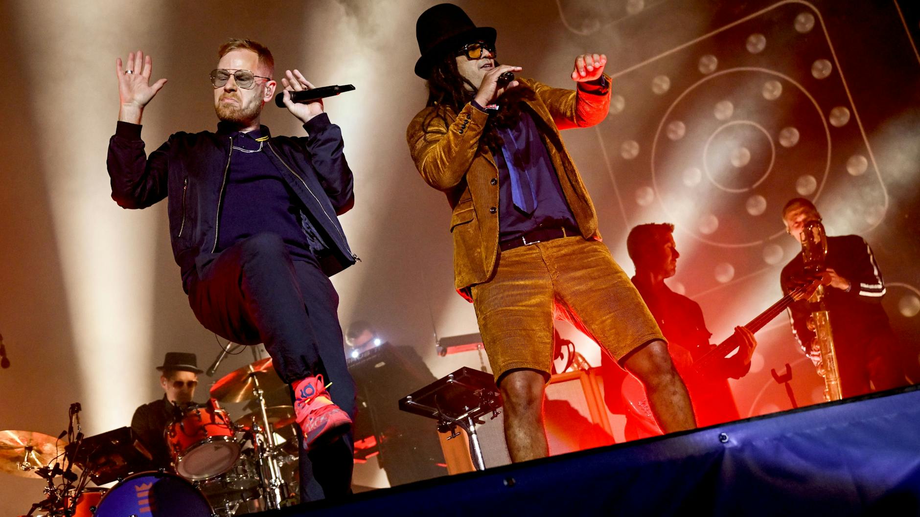 Zum Abschluss Abriss: Seeed feierte auf der Bühne eine kunterbunte Dancehall-Party.