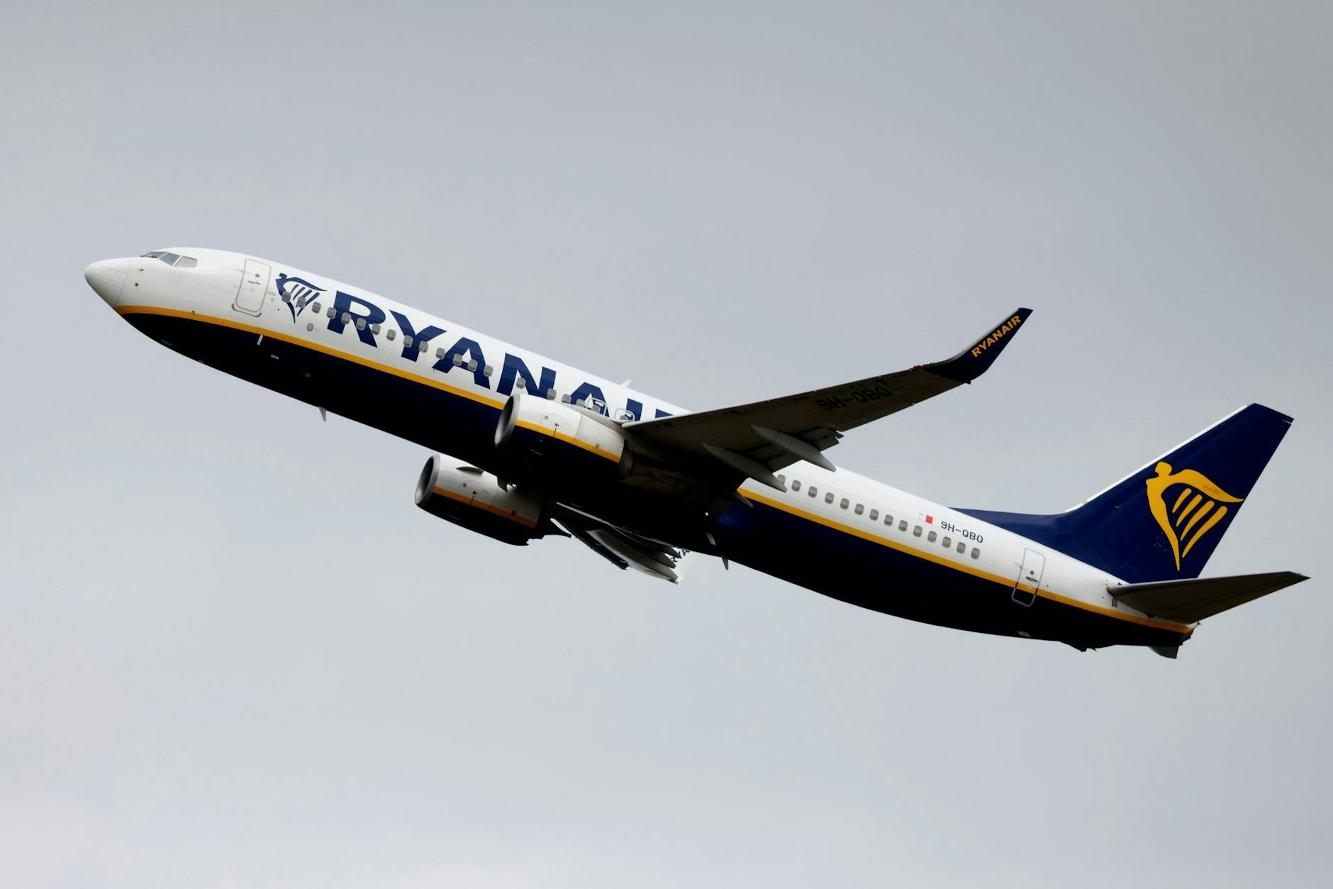 Eine Passagiermaschine der Fluggesellschaft Ryanair startet.