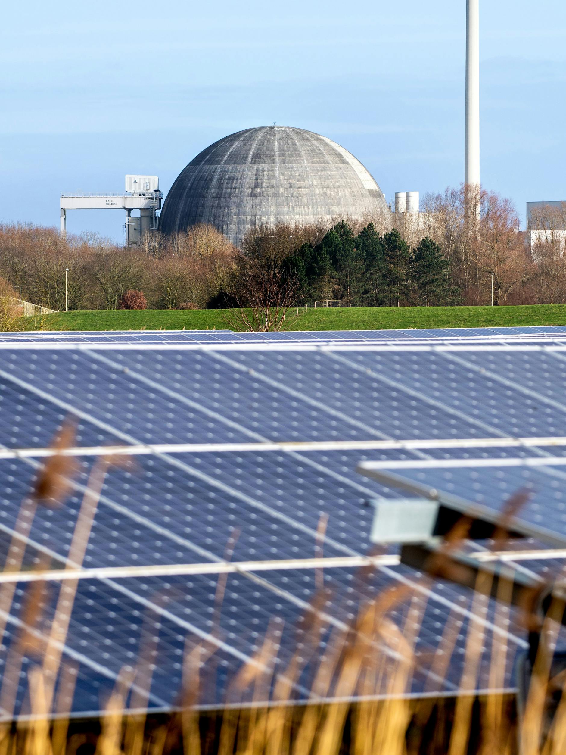 Das bereits stillgelegte und seit 2018 im Rückbau befindliche Kernkraftwerk Unterweser (KKU) steht hinter Photovoltaikanlagen eines Solarparks. Investitionen in neue Gas- und Atomkraftwerke sollen in der Europäischen Union unter bestimmten Auflagen als klimafreundlich gelten.
