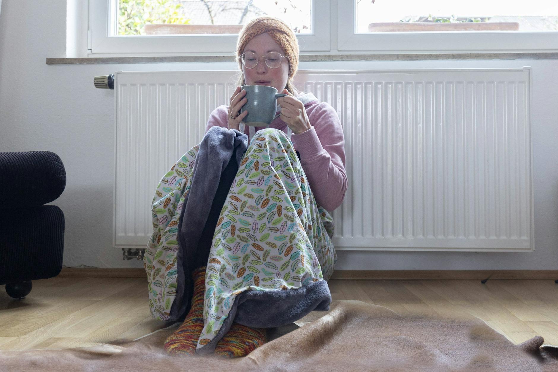 Bibbern oder Heizung andrehen? Wegen der gestiegenen Energiepreise überlegen viele derzeit zweimal, ob sie wirklich schon heizen sollen.