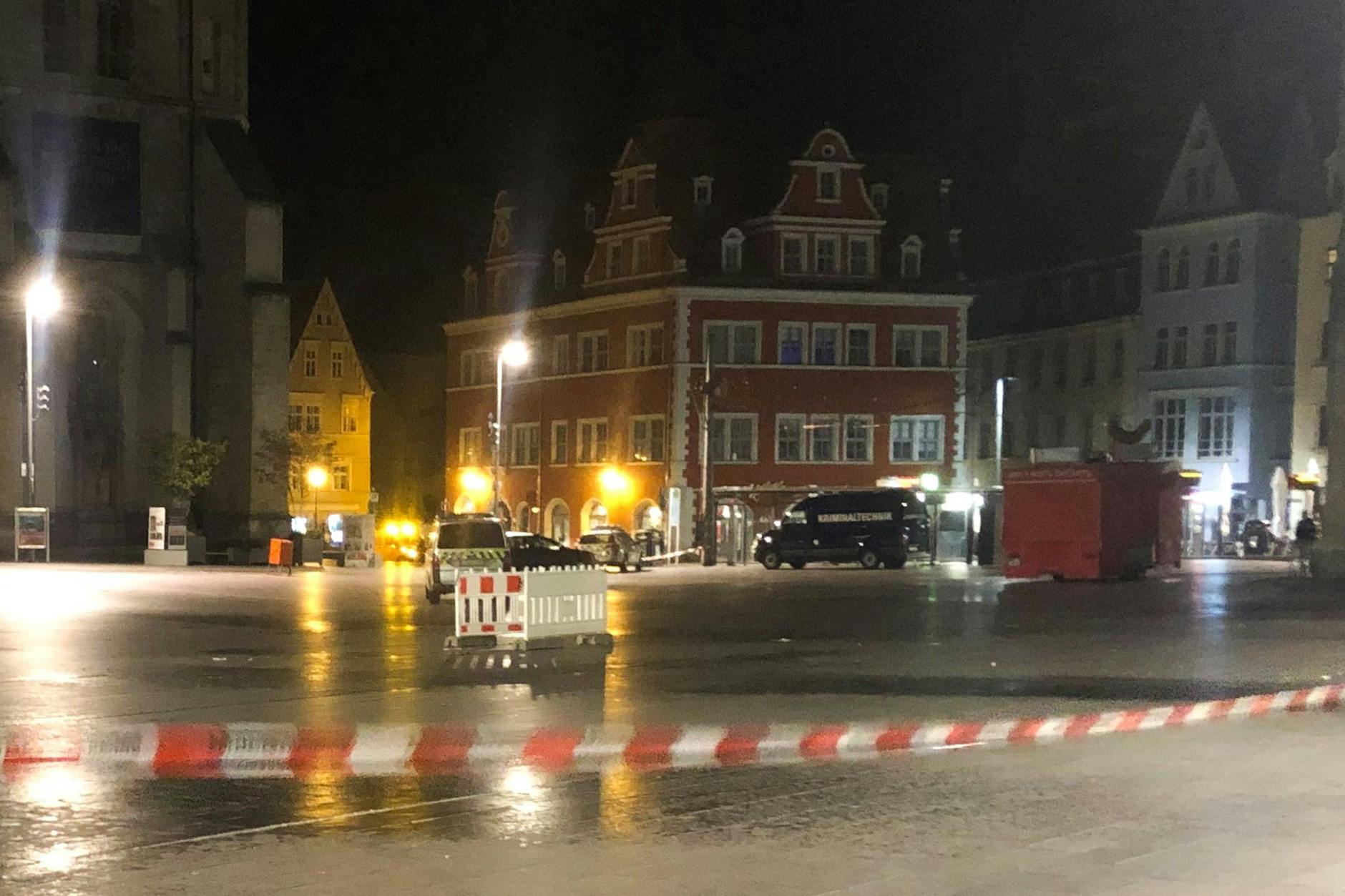 Die Polizei hat den Marktplatz in Halle großräumig abgesperrt. 