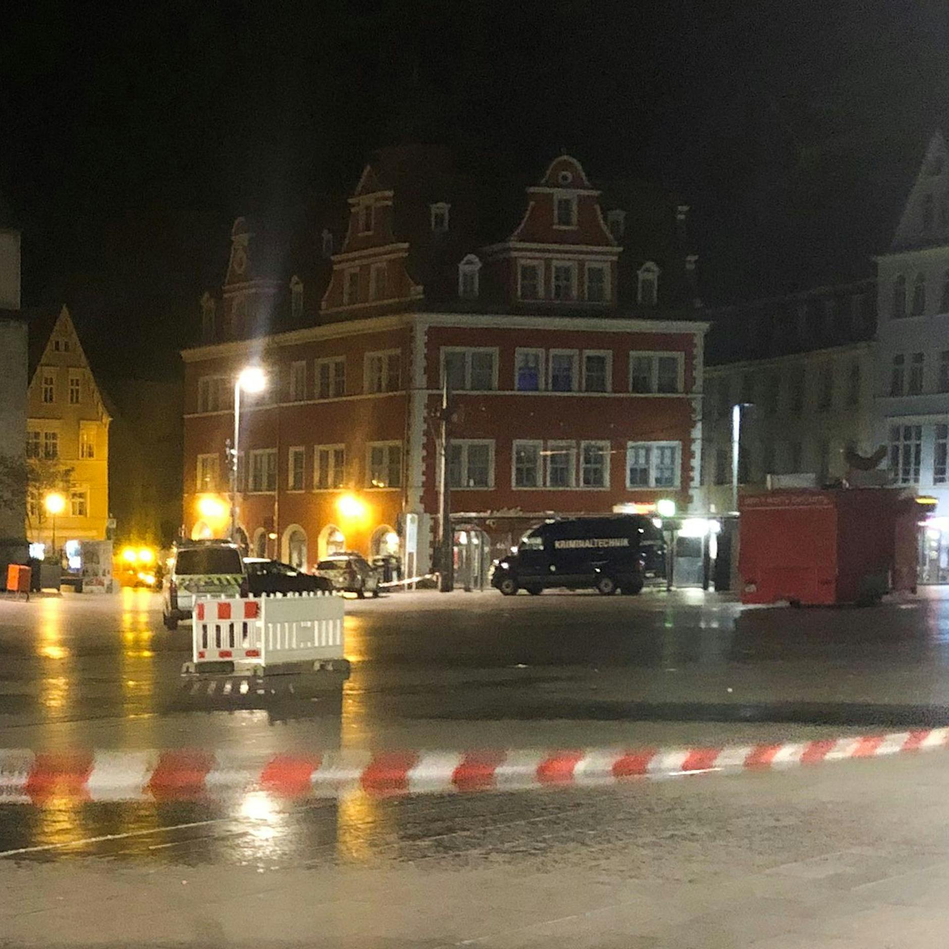 Toilette auf Marktplatz explodiert: Zwei Mädchen schwer verletzt